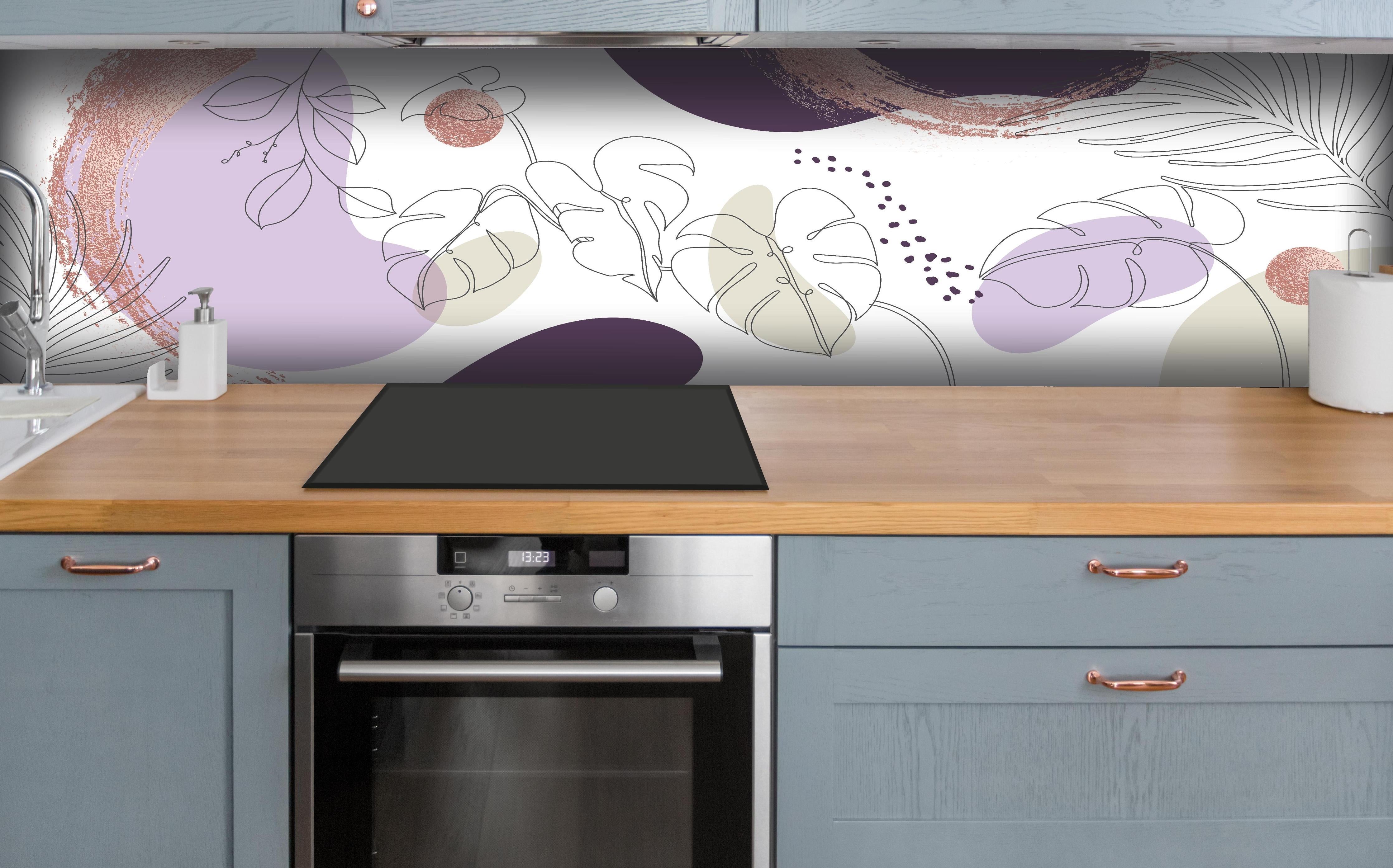 Küche - Moderne Abstrakte Kunst Violett Beige hinter weißen Hochglanz-Küchenregalen und schwarzem Wasserhahn