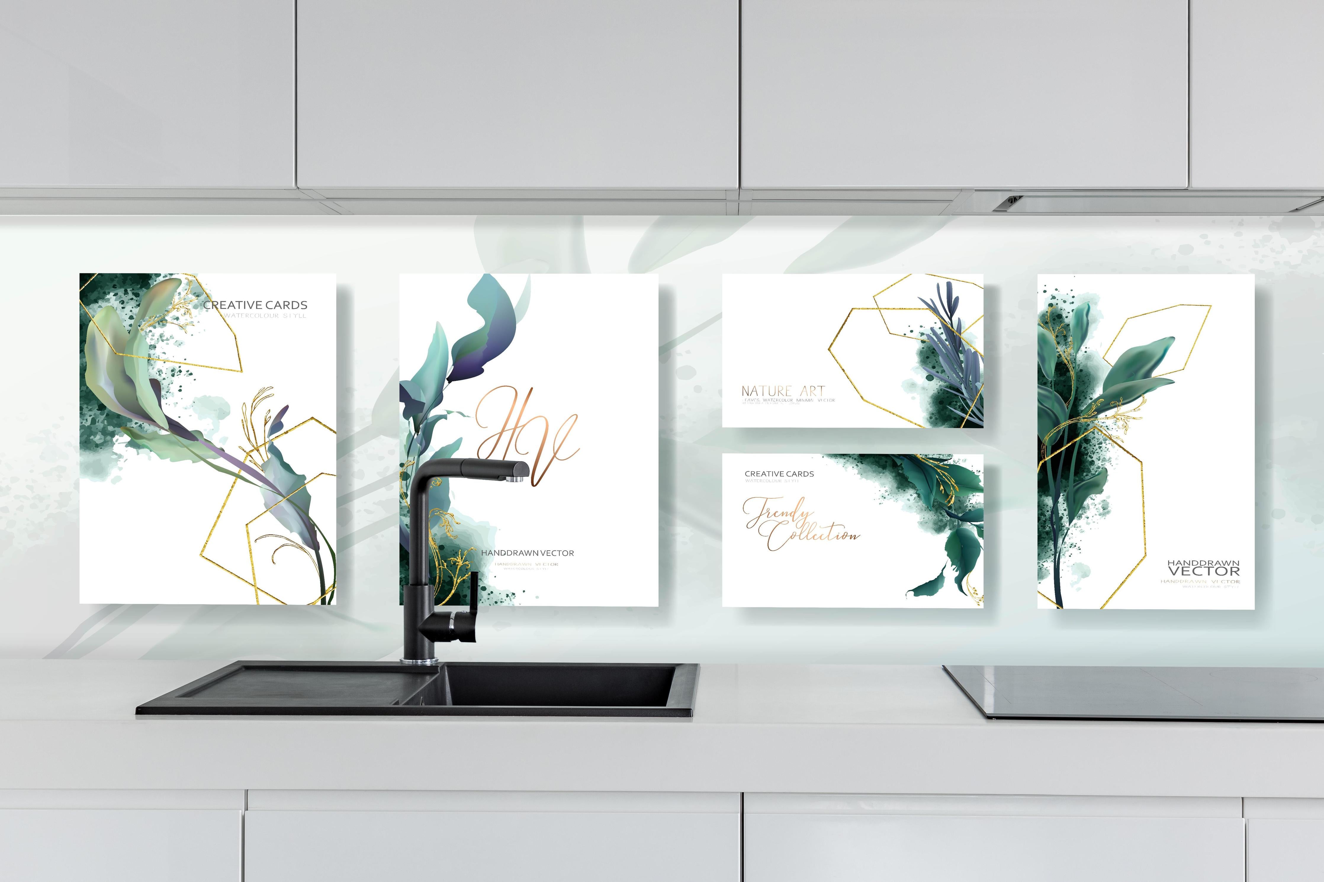 Küche - Moderne Abstrakte Kunst mit Goldakzenten hinter weißen Hochglanz-Küchenregalen und schwarzem Wasserhahn