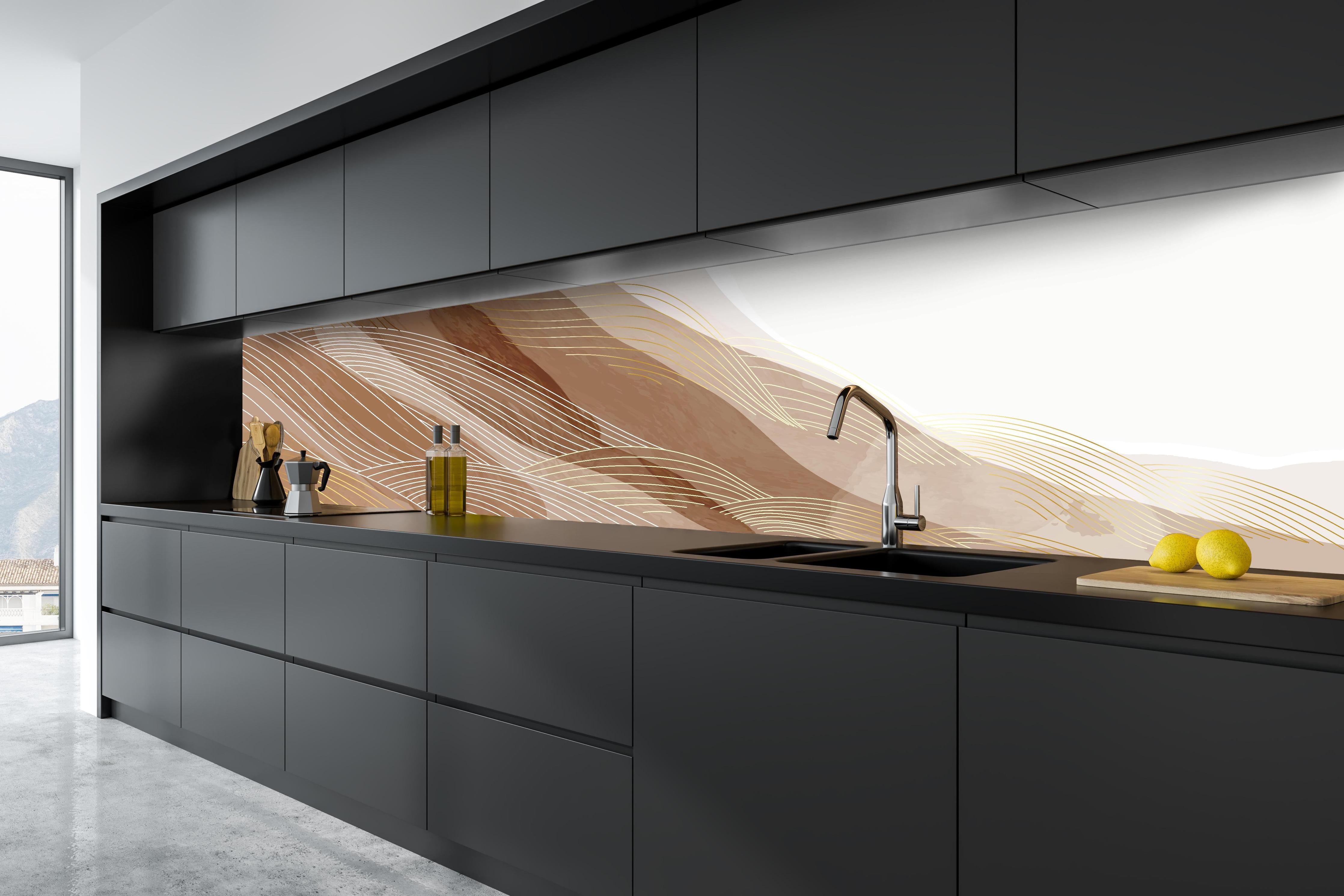 Küche - Moderne Abstrakte Linienzeichnung in Beige hinter weißen Hochglanz-Küchenregalen und schwarzem Wasserhahn