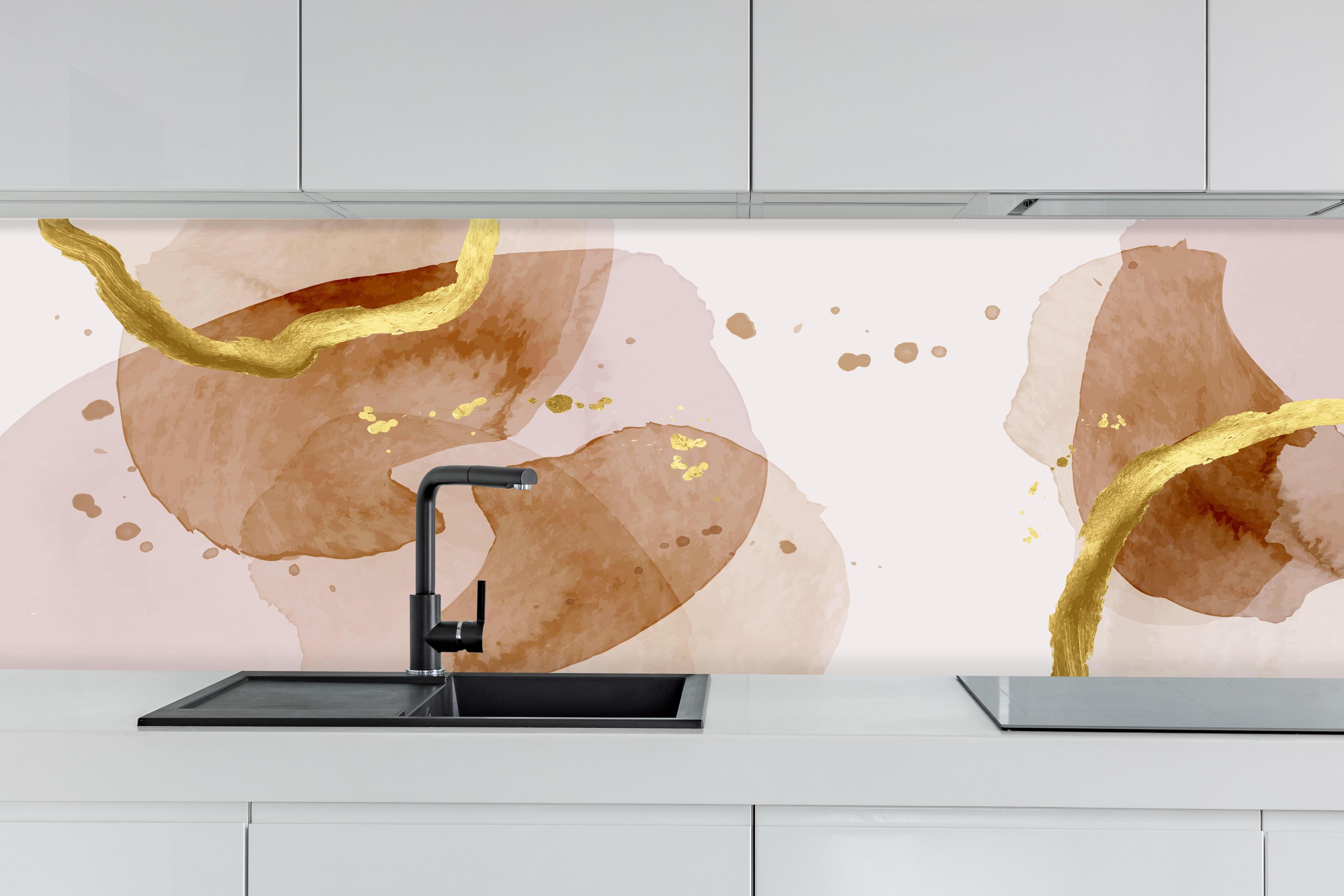 Küche - Moderne Beige Aquarell Textur hinter weißen Hochglanz-Küchenregalen und schwarzem Wasserhahn