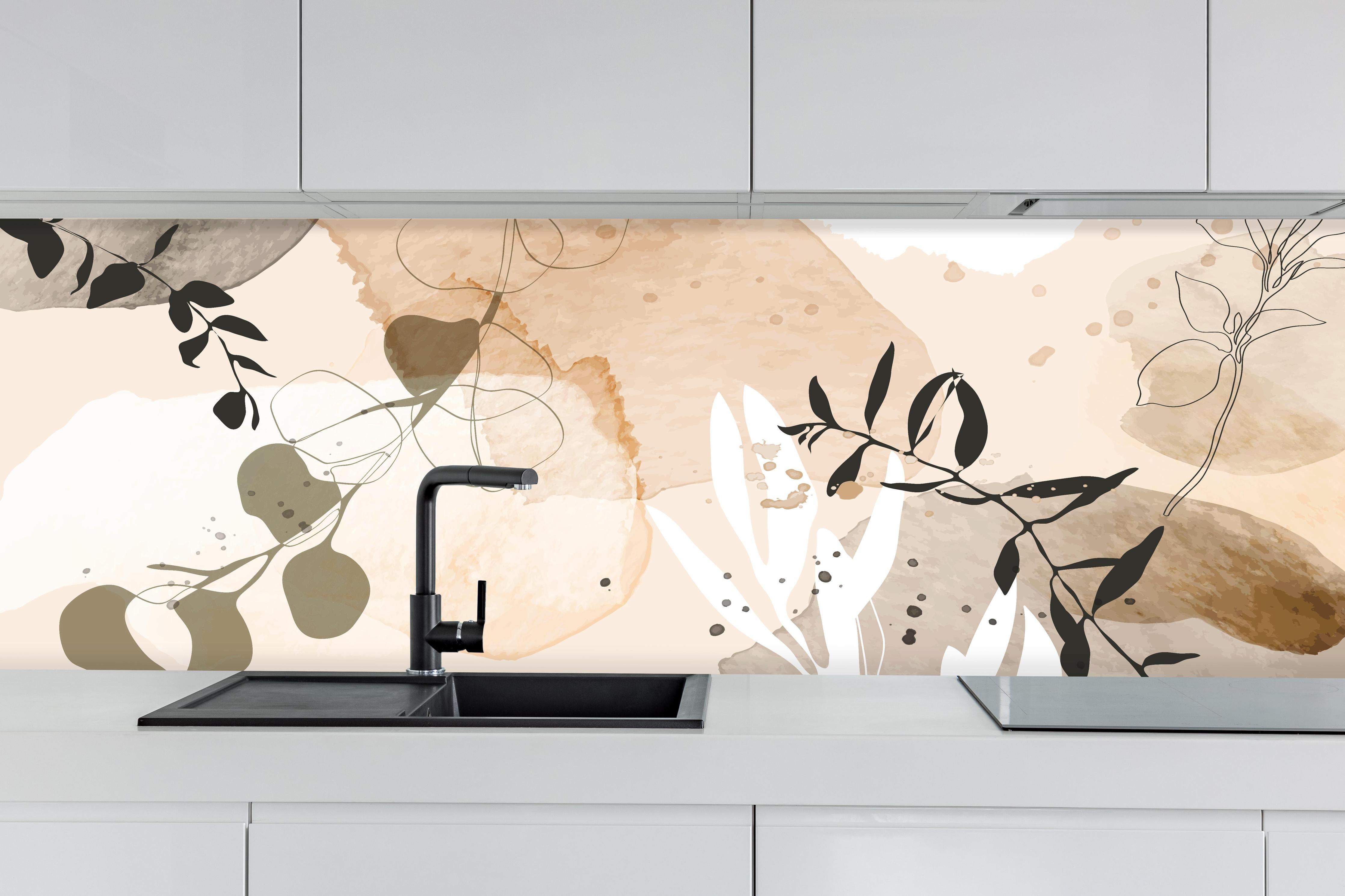 Küche - Moderne Beige-Braune Abstrakte Kunst hinter weißen Hochglanz-Küchenregalen und schwarzem Wasserhahn