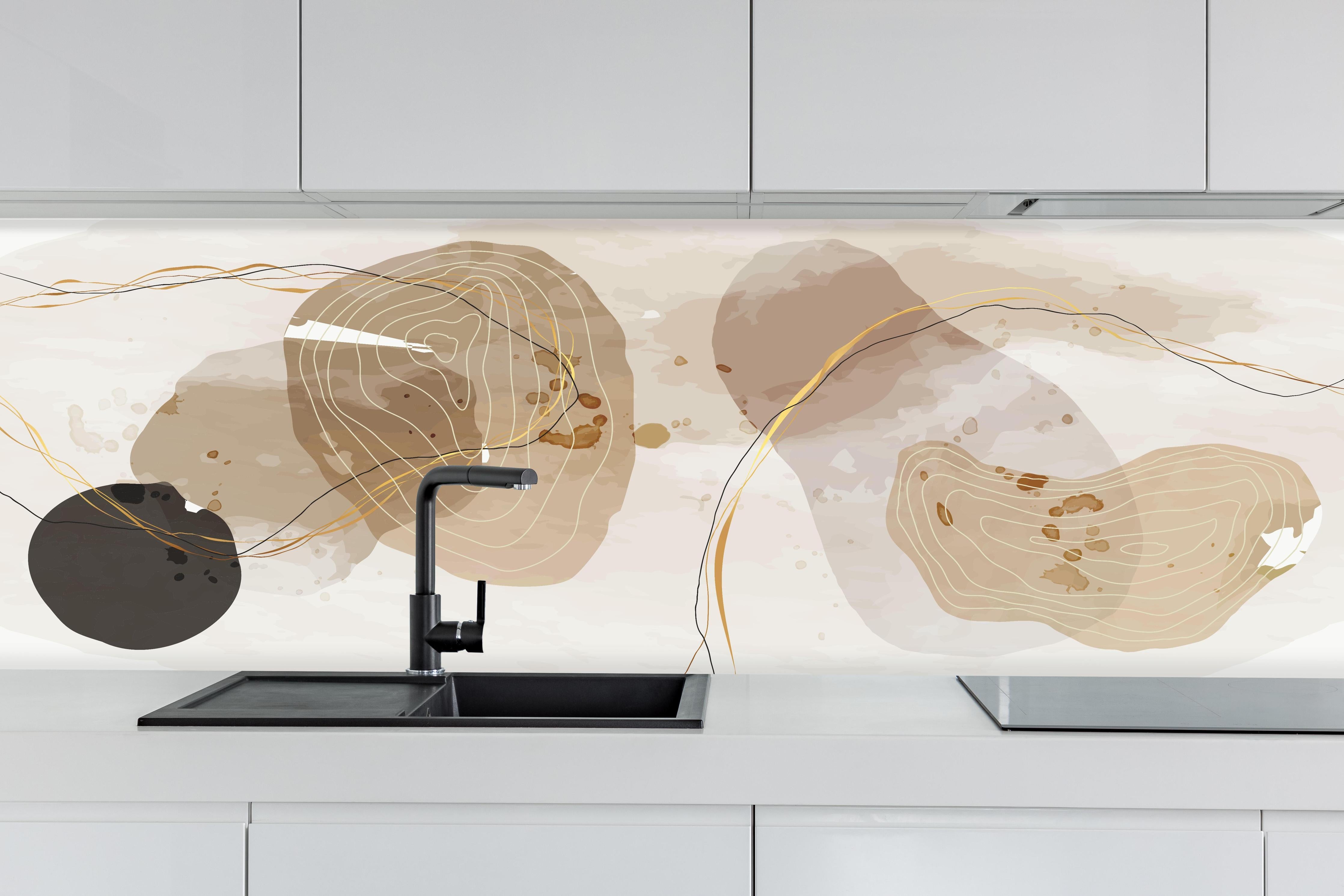 Küche - Moderne Beige-Braune Abstrakte Kunstformen hinter weißen Hochglanz-Küchenregalen und schwarzem Wasserhahn