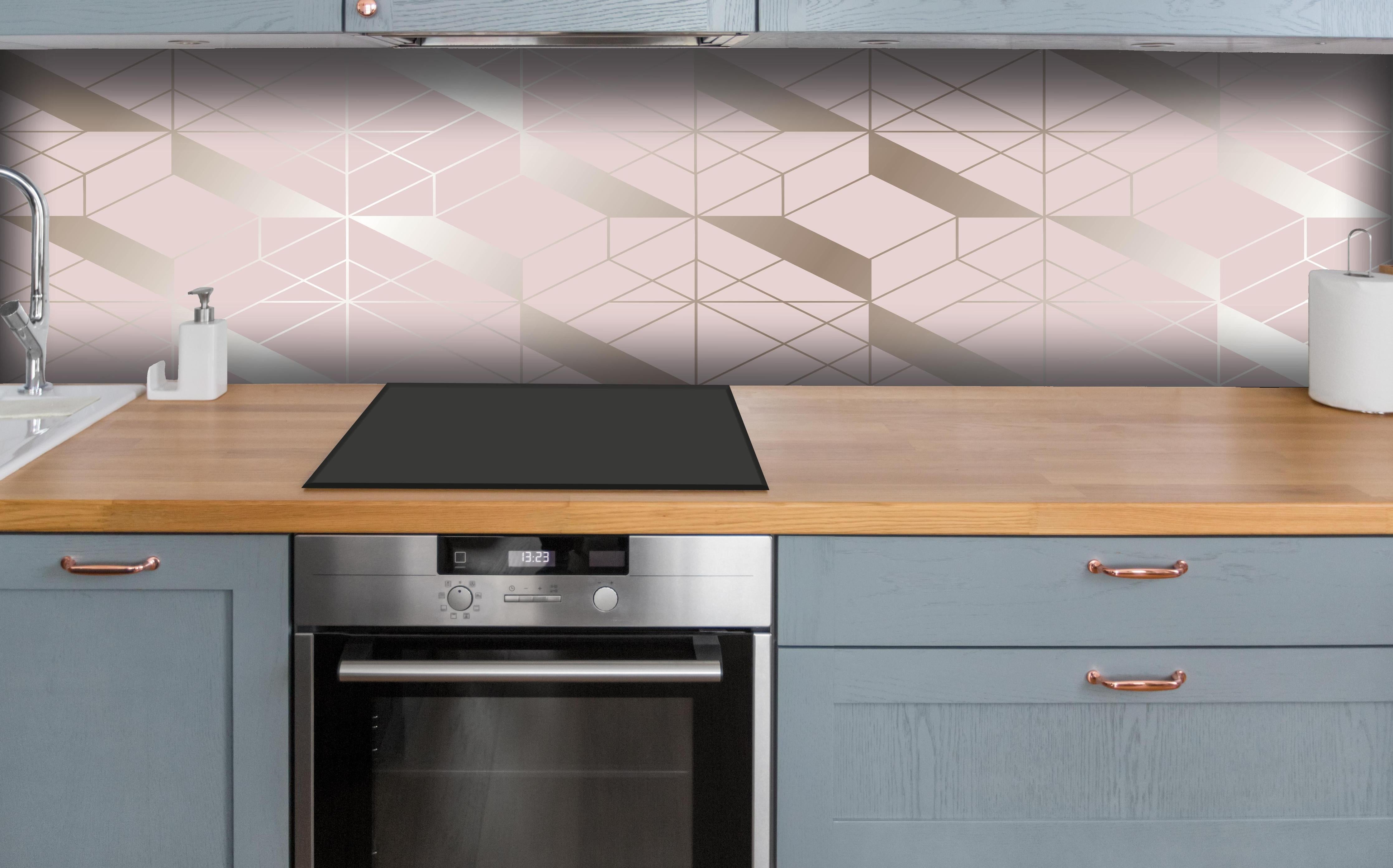 Küche - Moderne Beige-Grau Geometrie Muster hinter weißen Hochglanz-Küchenregalen und schwarzem Wasserhahn