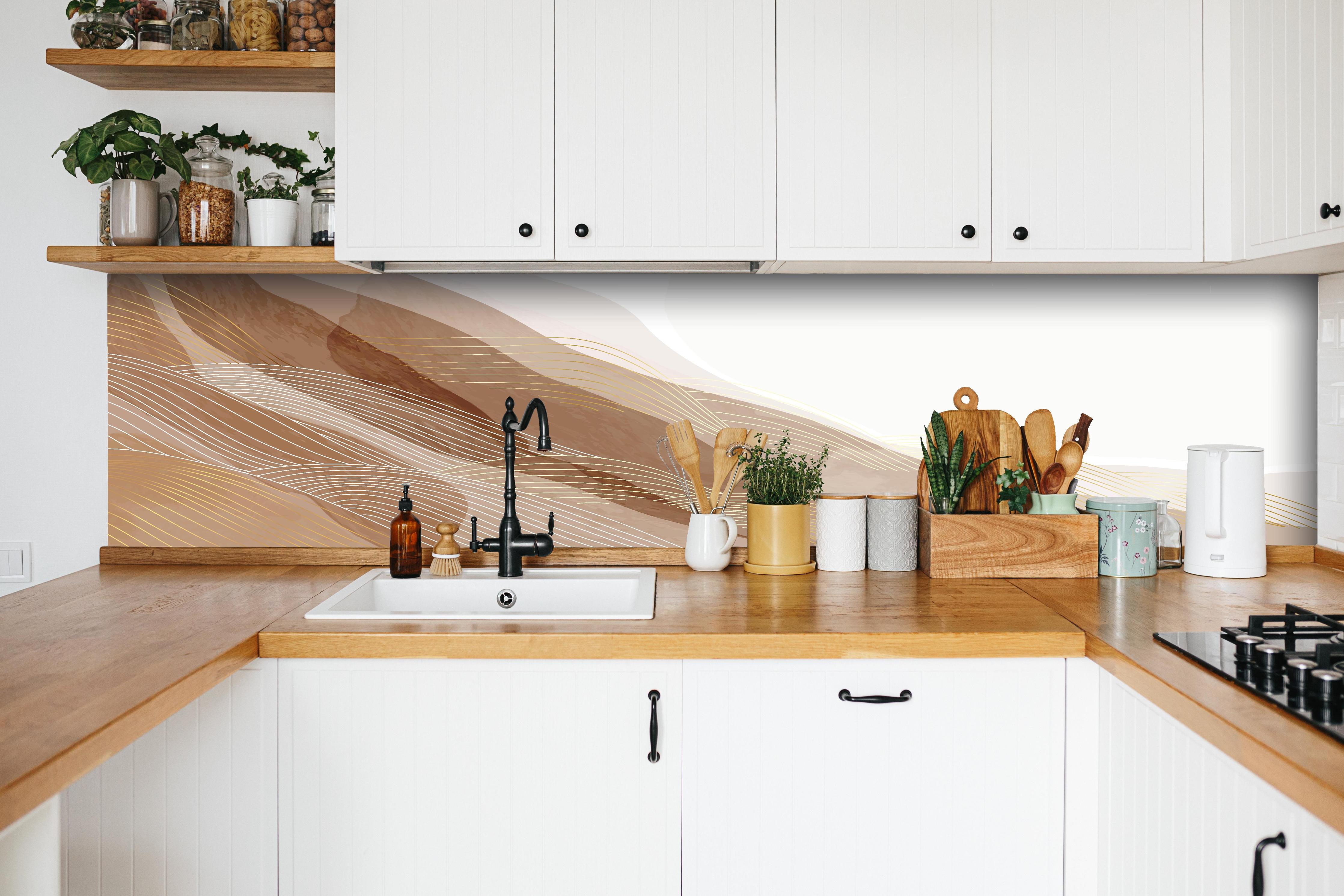 Küche - Moderne Beige Linienstruktur als Kunst hinter weißen Hochglanz-Küchenregalen und schwarzem Wasserhahn