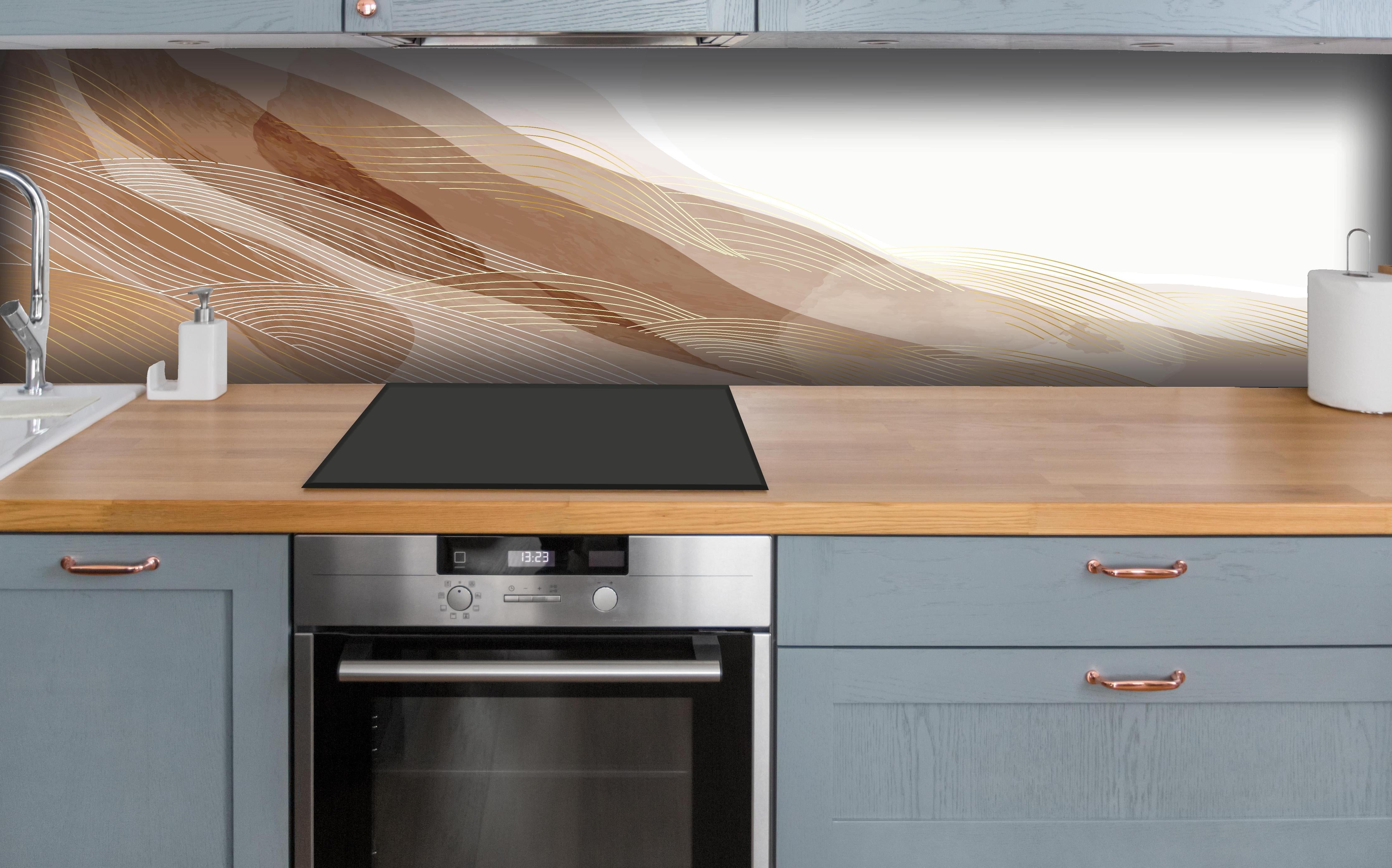 Küche - Moderne Beige Linienstruktur als Kunst hinter weißen Hochglanz-Küchenregalen und schwarzem Wasserhahn