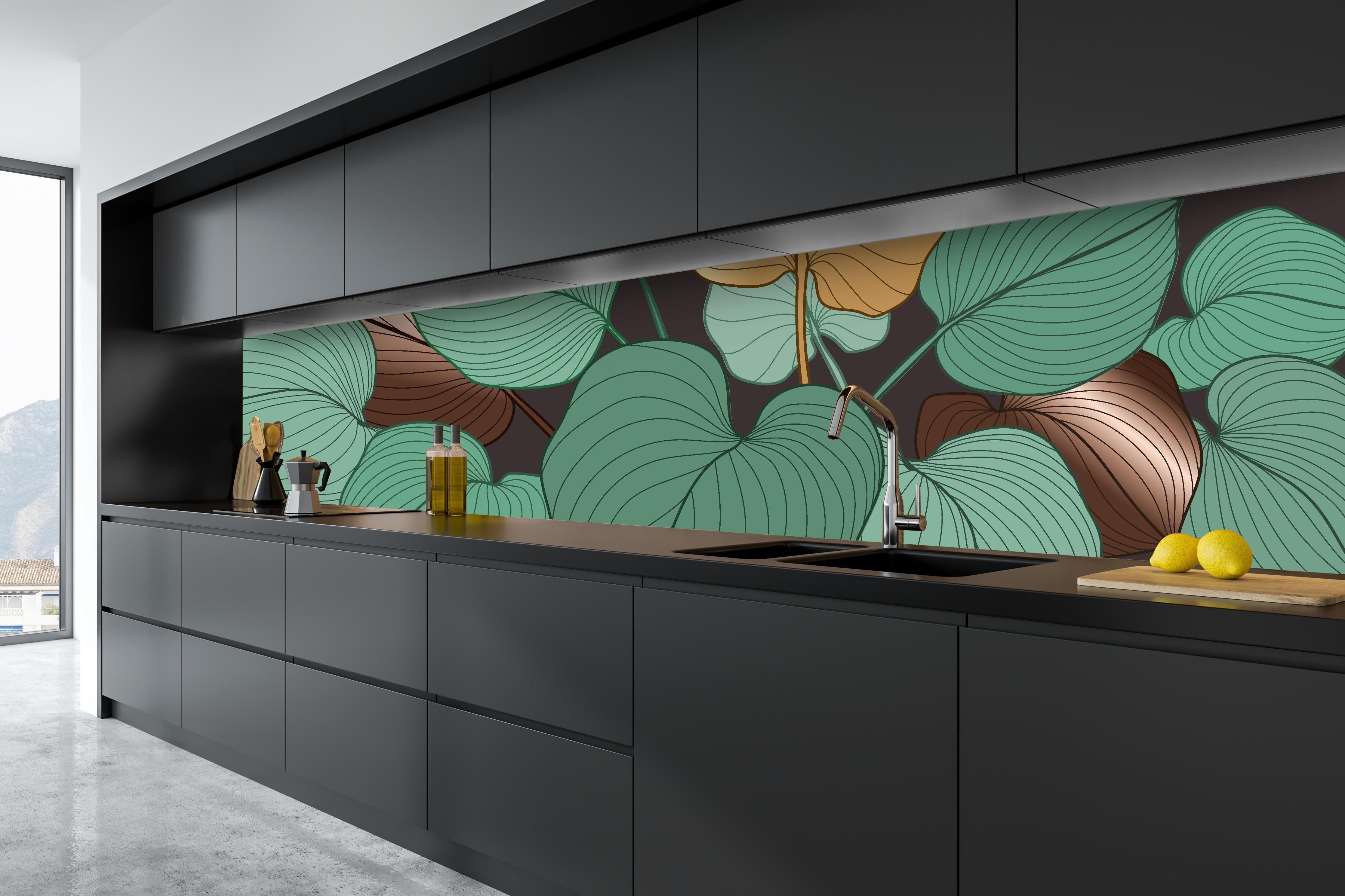 Küche - Moderne Blattlinien Kunst in Erdtönen hinter weißen Hochglanz-Küchenregalen und schwarzem Wasserhahn