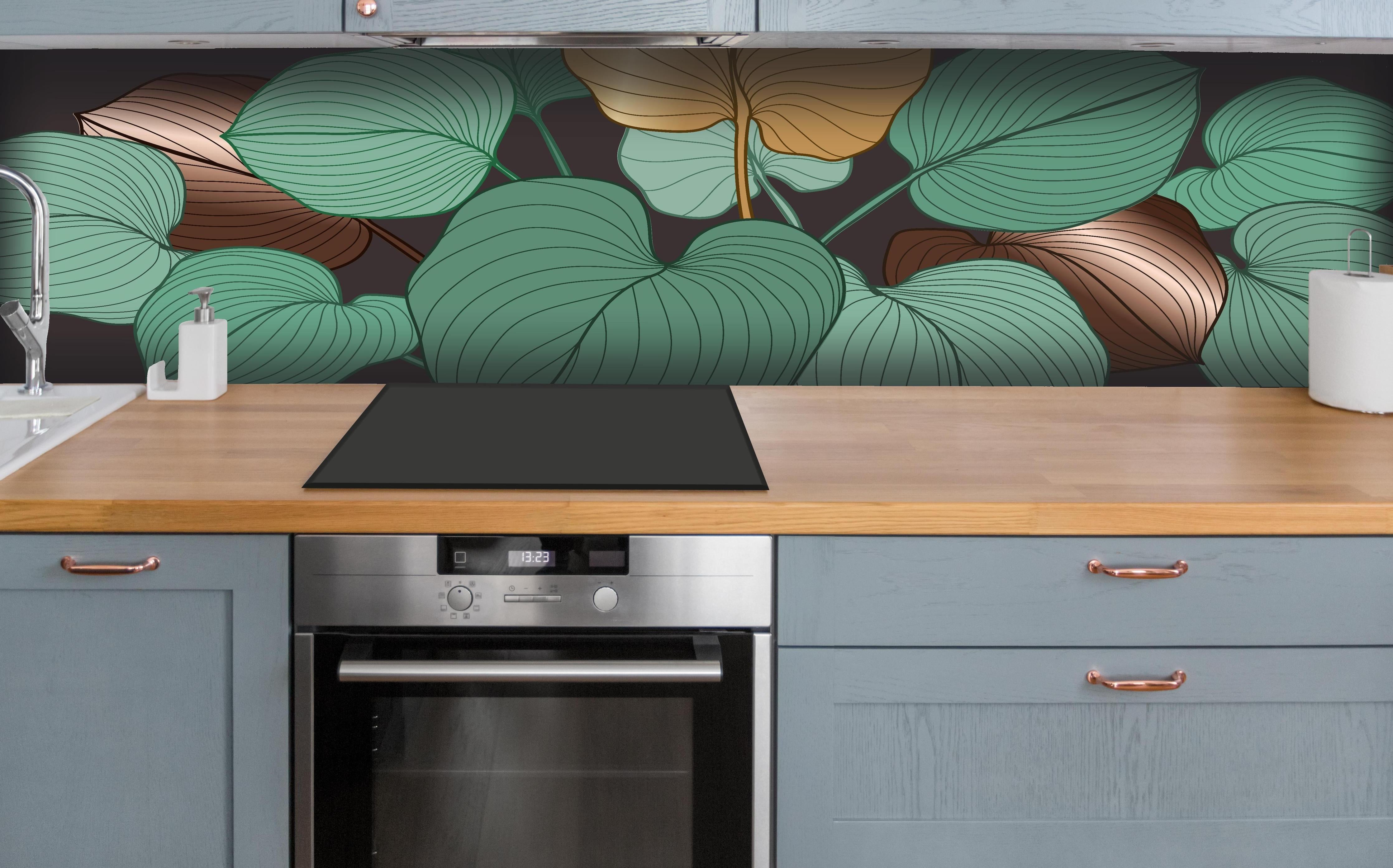 Küche - Moderne Blattlinien Kunst in Erdtönen hinter weißen Hochglanz-Küchenregalen und schwarzem Wasserhahn
