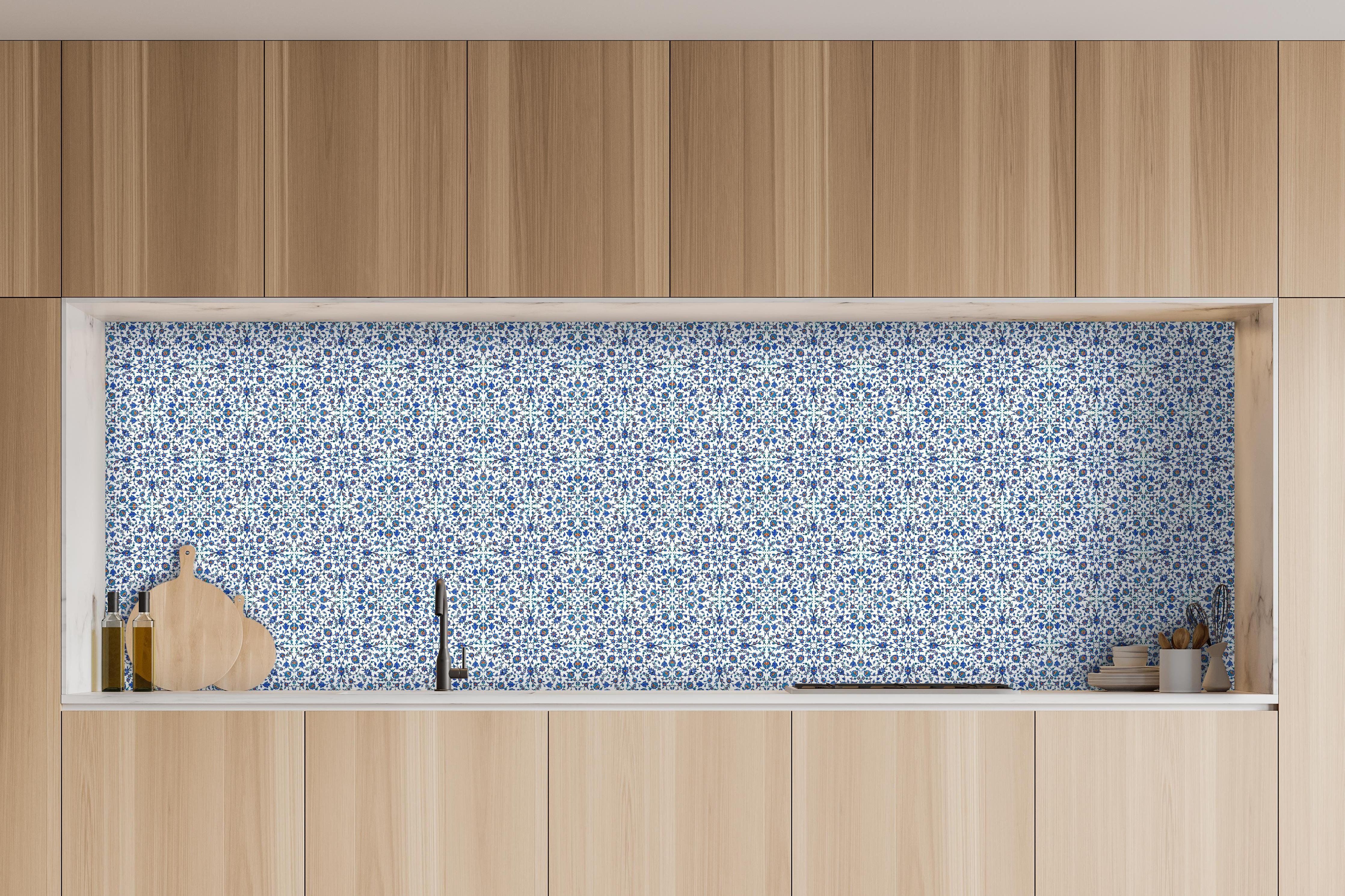 Küche - Moderne Blau-Graue Textur Kunstwerk hinter weißen Hochglanz-Küchenregalen und schwarzem Wasserhahn