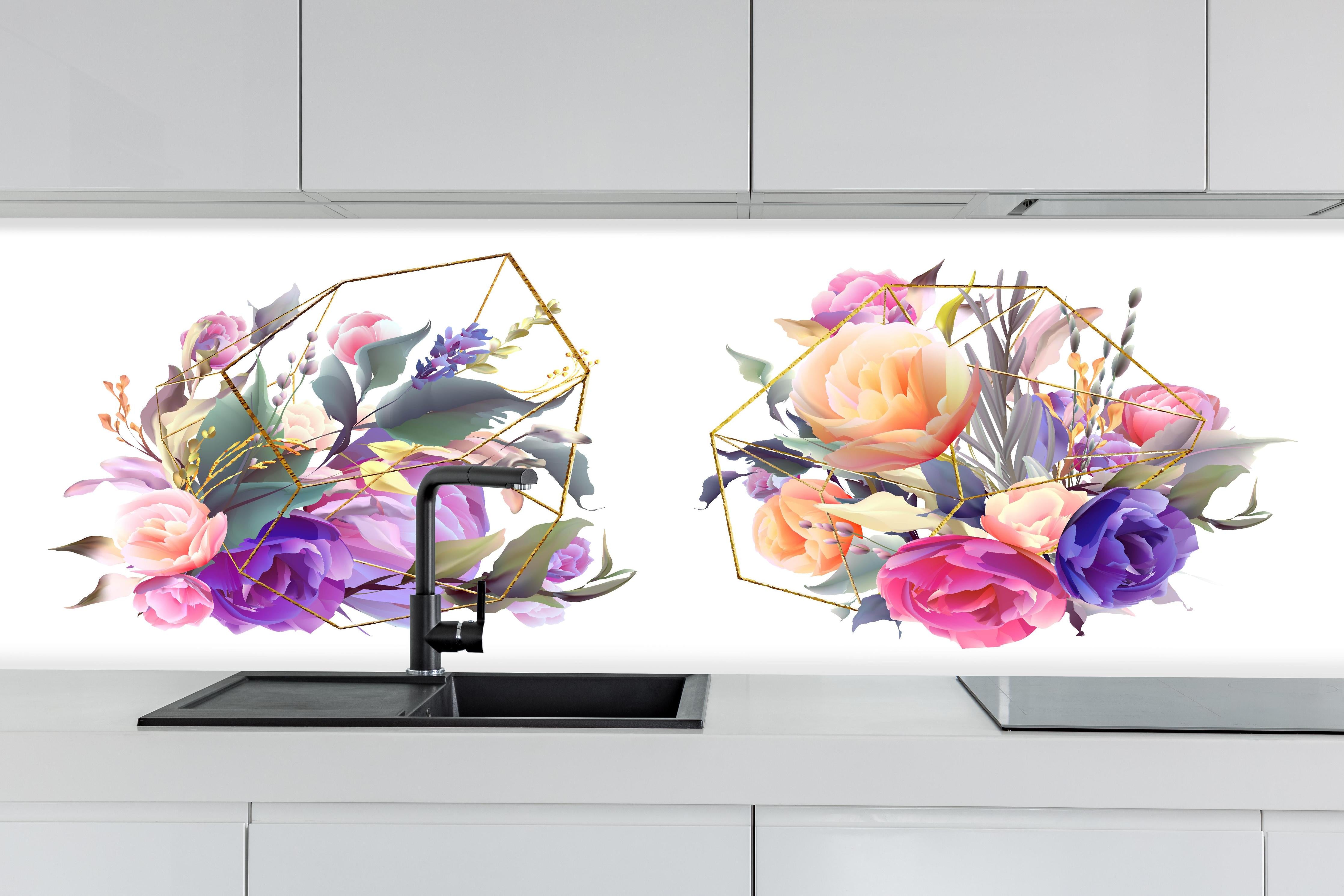 Küche - Moderne Blumenkunst mit geometrischem Stil hinter weißen Hochglanz-Küchenregalen und schwarzem Wasserhahn