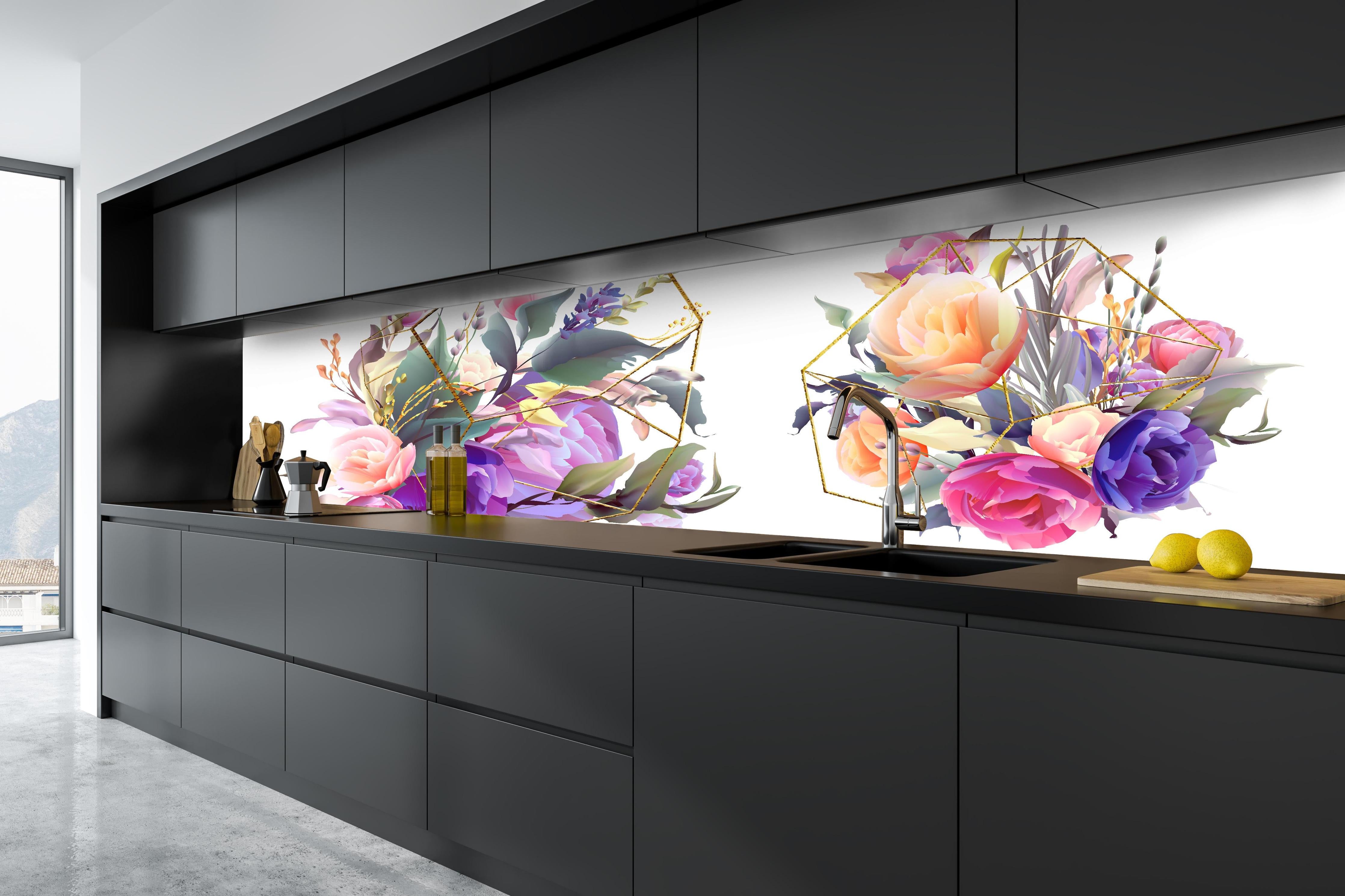 Küche - Moderne Blumenkunst mit geometrischem Stil hinter weißen Hochglanz-Küchenregalen und schwarzem Wasserhahn
