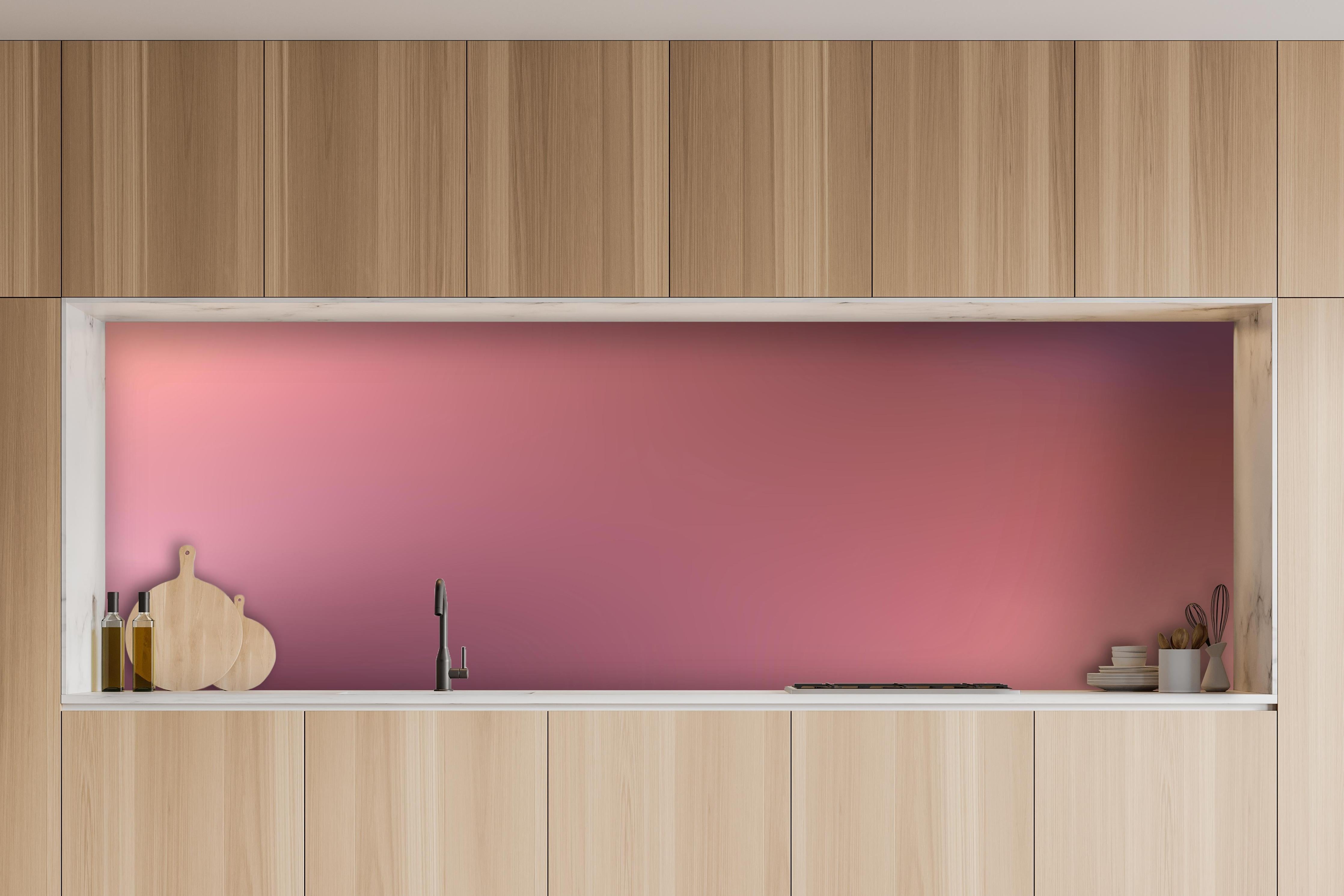 Küche - Moderne Farbe mit sanfter Textur hinter weißen Hochglanz-Küchenregalen und schwarzem Wasserhahn