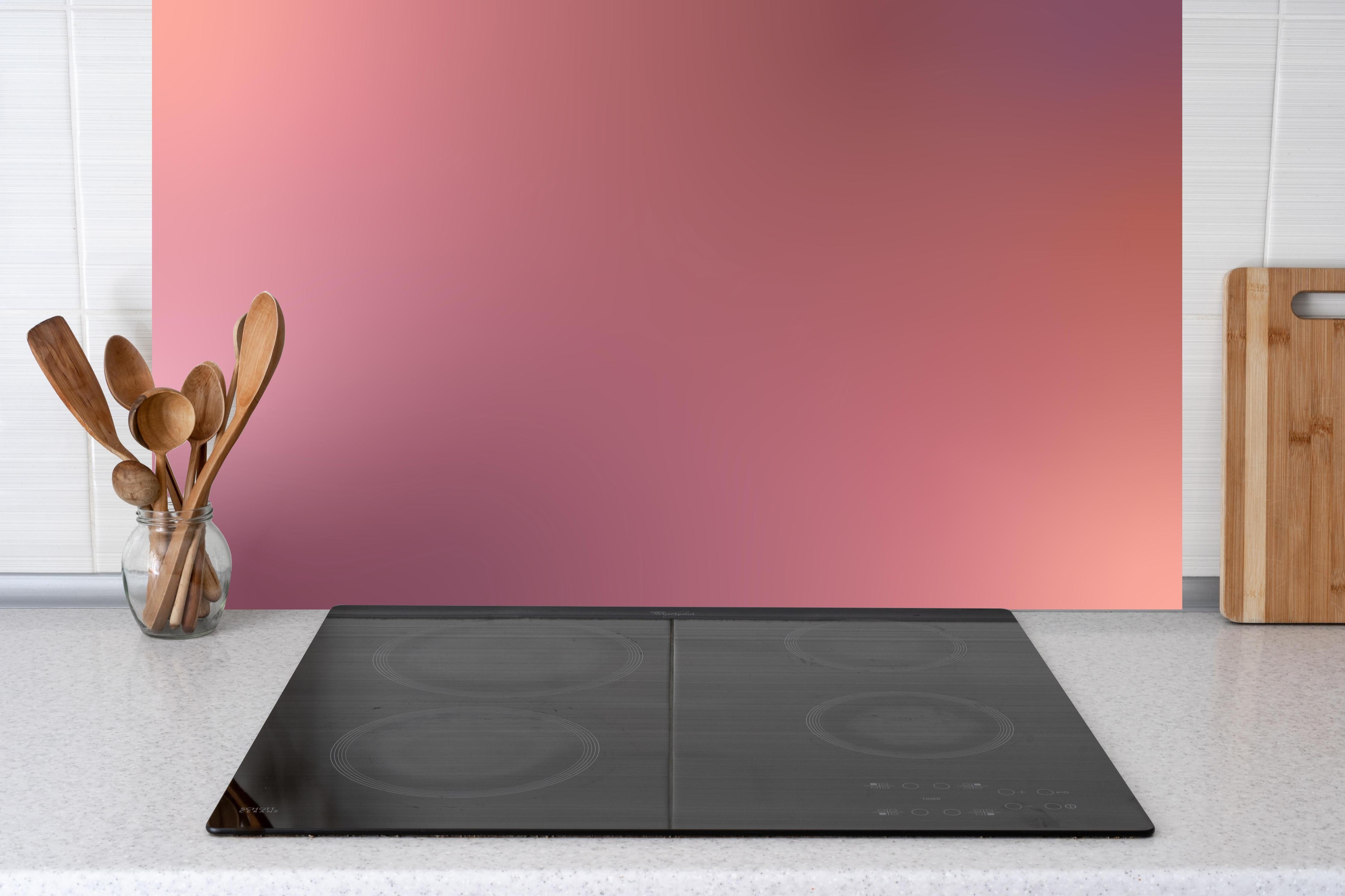 Küche - Moderne Farbe mit sanfter Textur hinter weißen Hochglanz-Küchenregalen und schwarzem Wasserhahn