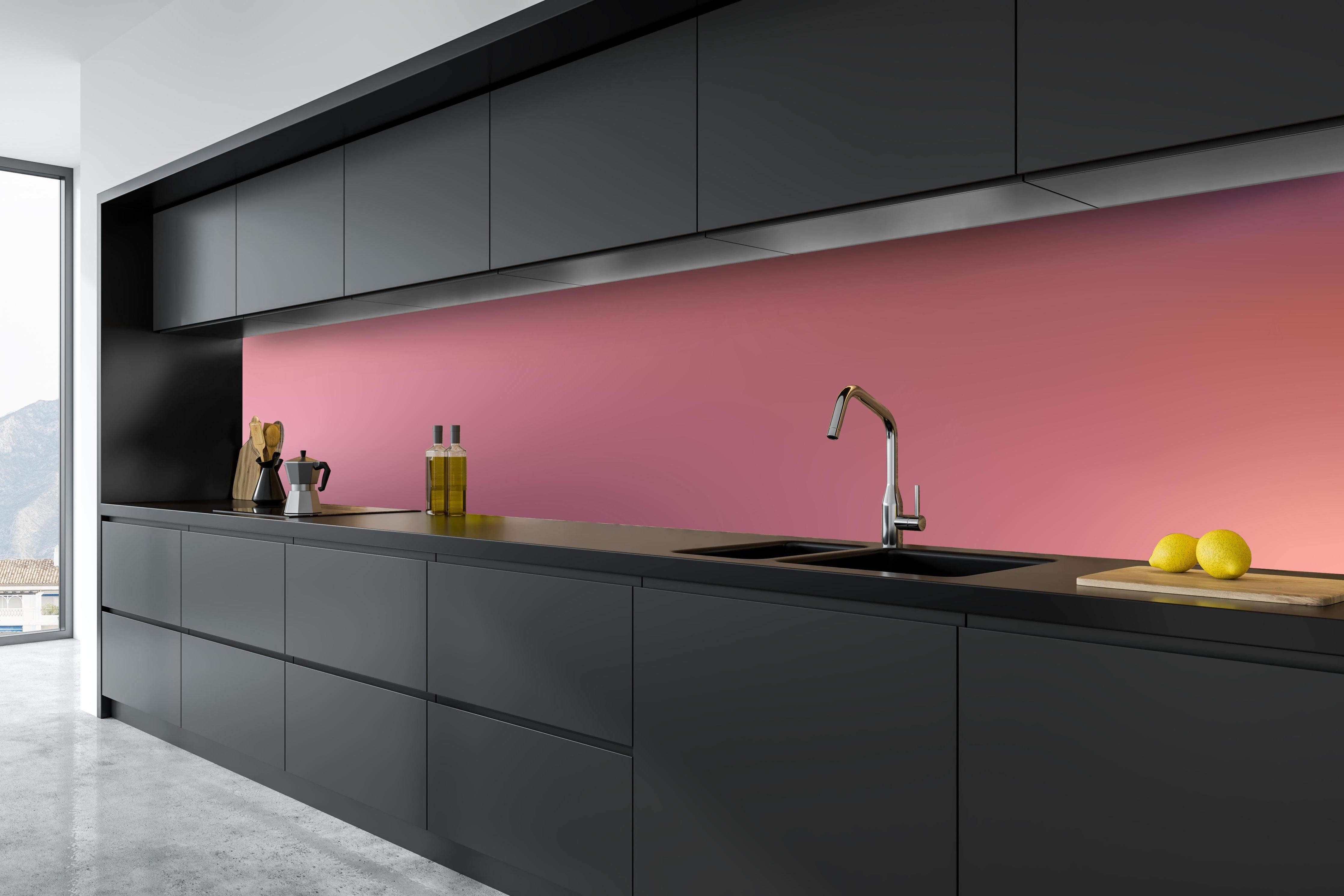 Küche - Moderne Farbe mit sanfter Textur hinter weißen Hochglanz-Küchenregalen und schwarzem Wasserhahn