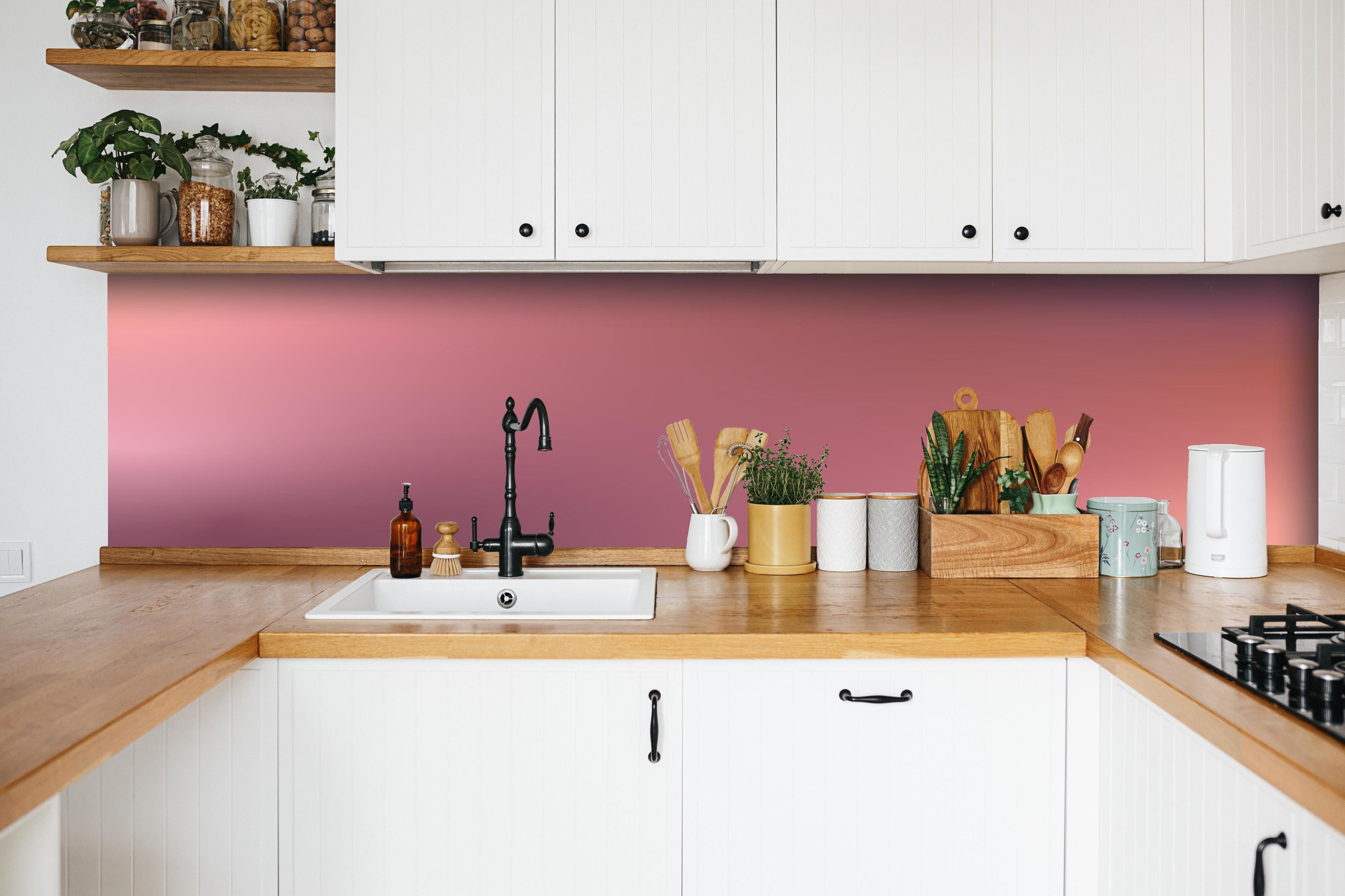 Küche - Moderne Farbe mit sanfter Textur hinter weißen Hochglanz-Küchenregalen und schwarzem Wasserhahn