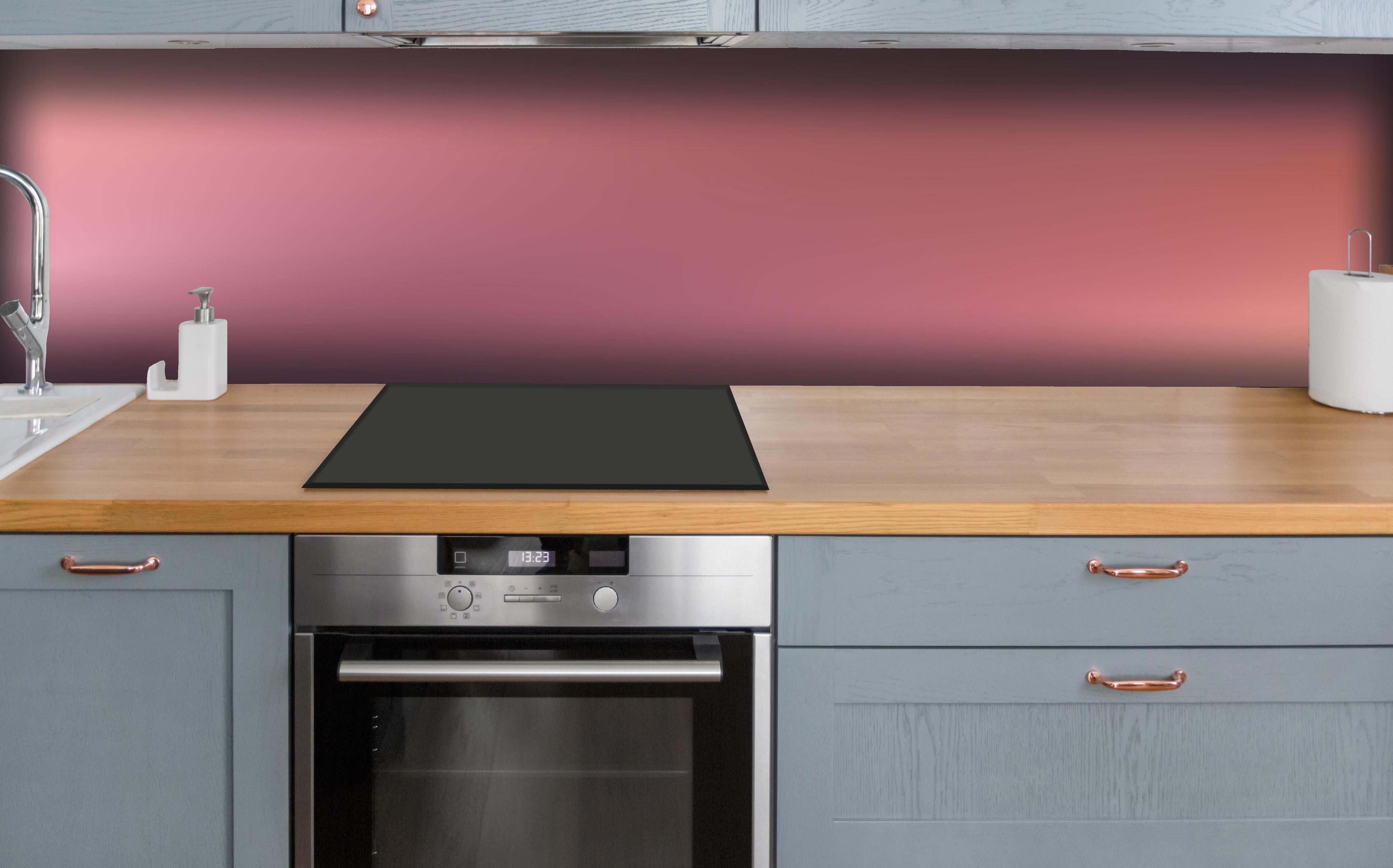 Küche - Moderne Farbe mit sanfter Textur hinter weißen Hochglanz-Küchenregalen und schwarzem Wasserhahn