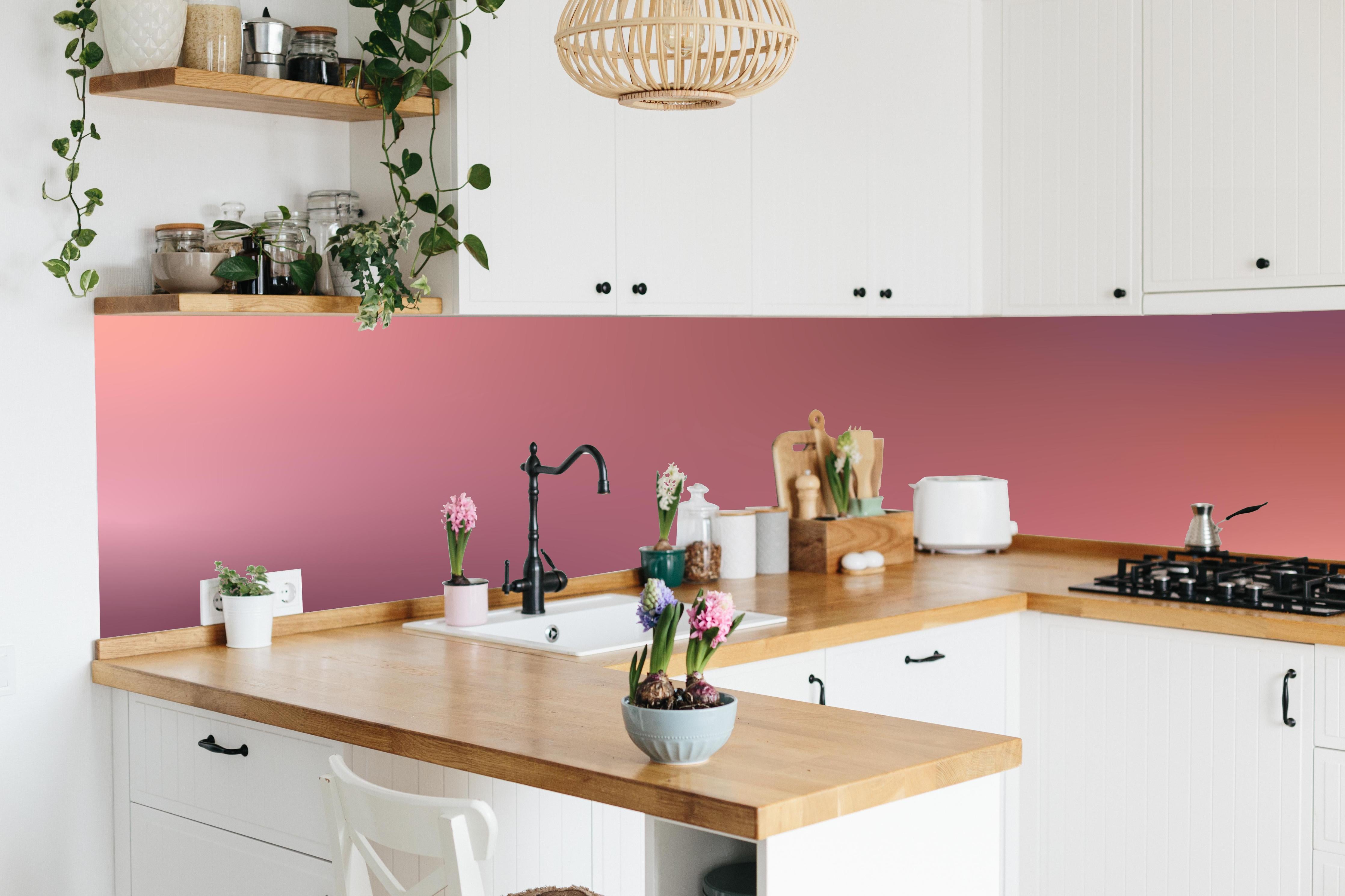 Küche - Moderne Farbe mit sanfter Textur hinter weißen Hochglanz-Küchenregalen und schwarzem Wasserhahn