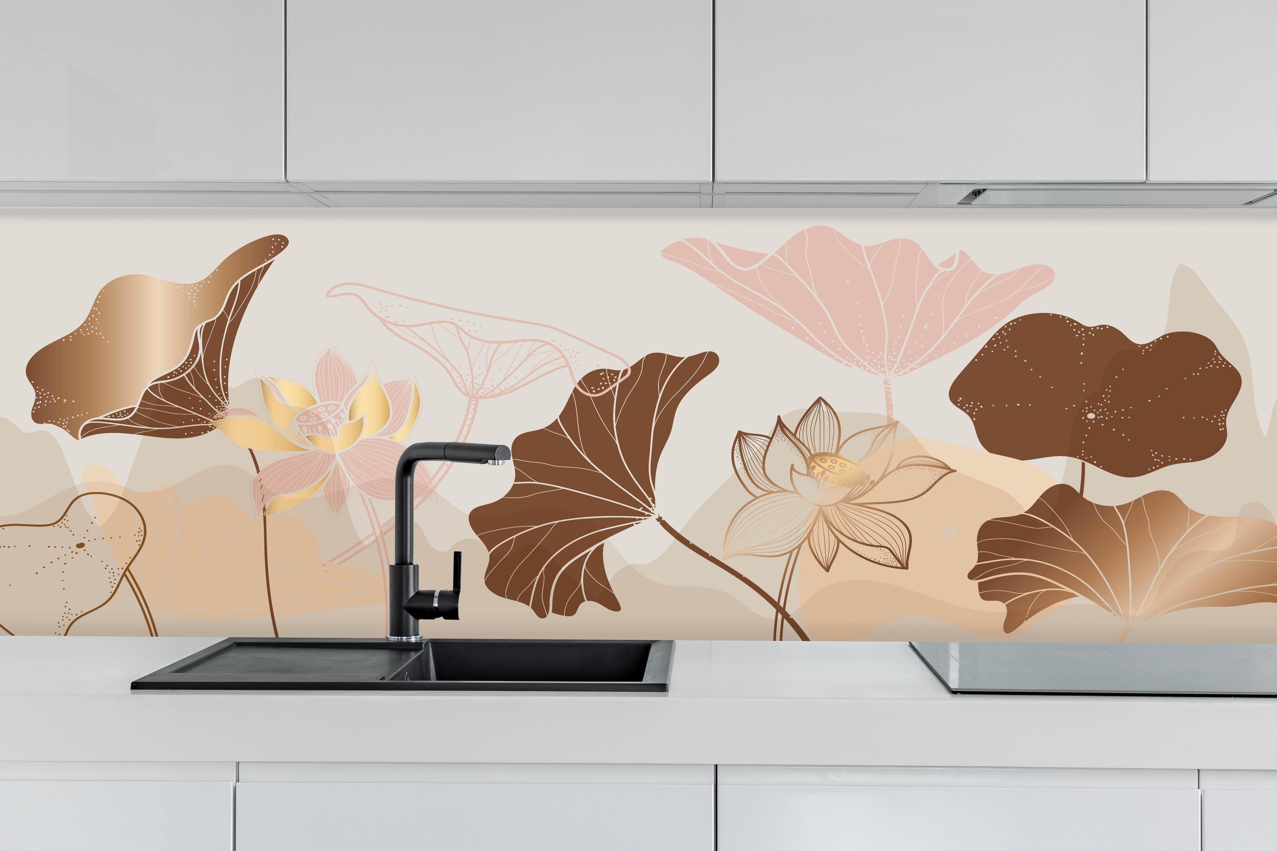 Küche - Moderne Floral Art in Beige und Braun hinter weißen Hochglanz-Küchenregalen und schwarzem Wasserhahn