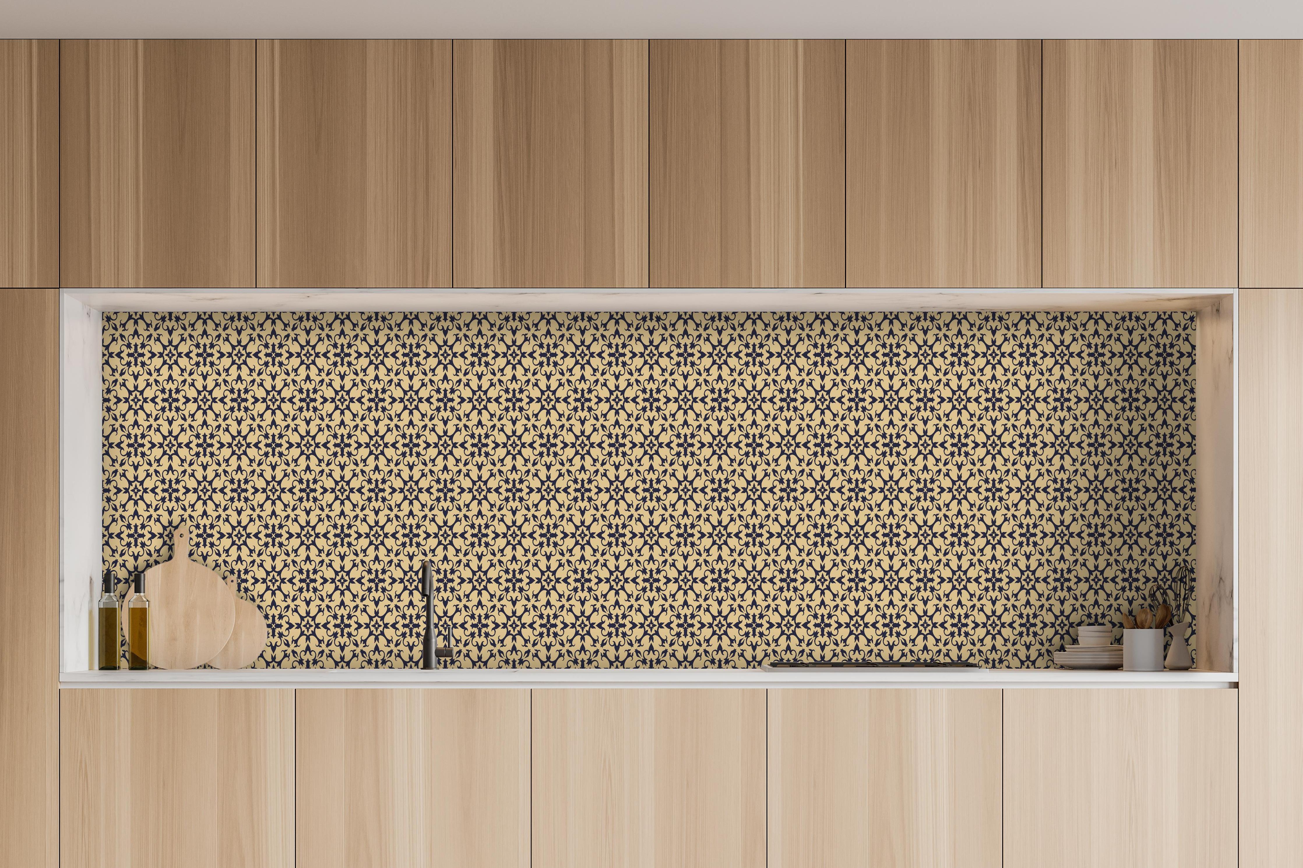 Küche - Moderne Gelb-Schwarze Muster Textur hinter weißen Hochglanz-Küchenregalen und schwarzem Wasserhahn