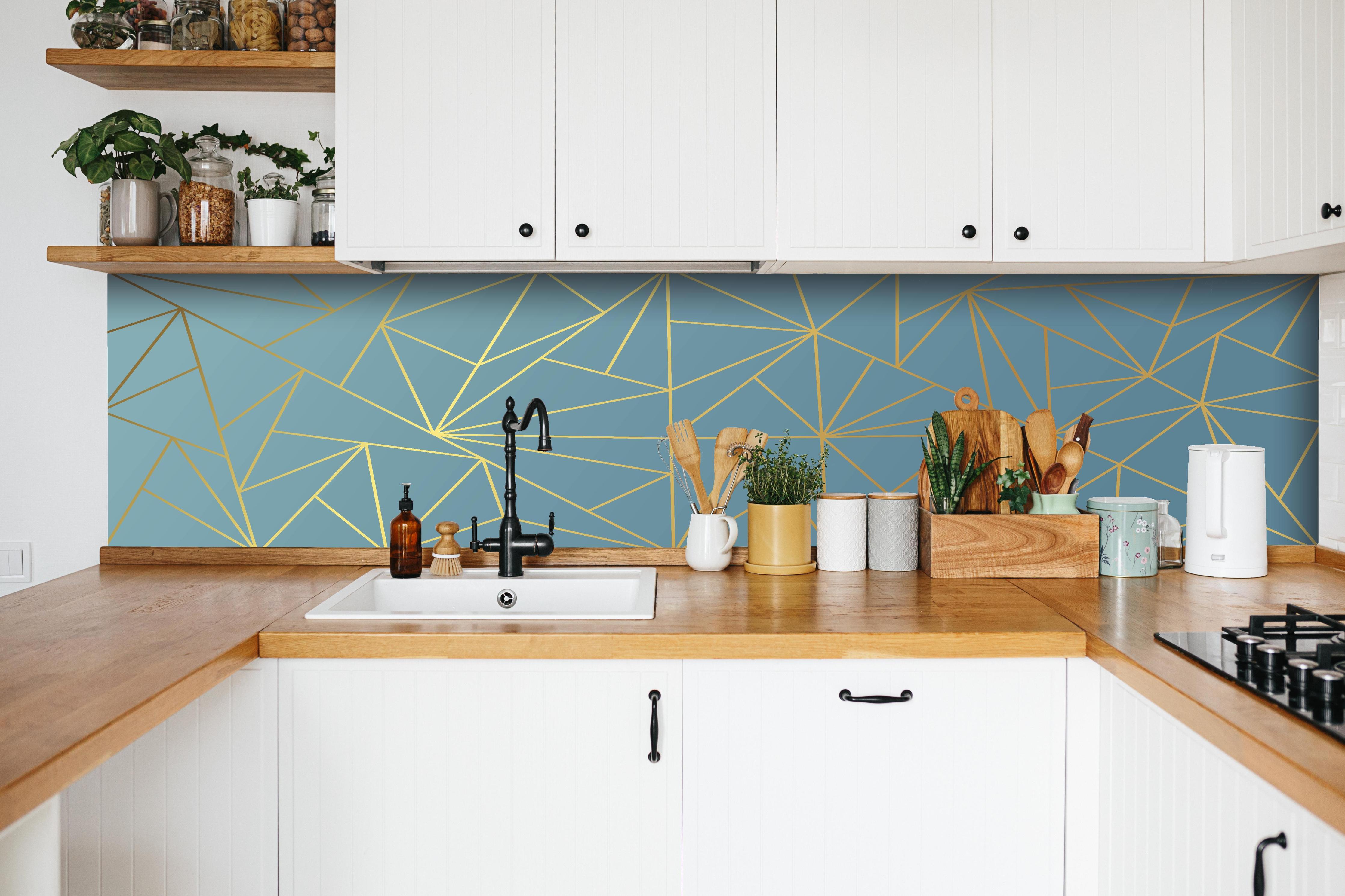 Küche - Moderne GoldLine Geometrie auf Blau hinter weißen Hochglanz-Küchenregalen und schwarzem Wasserhahn