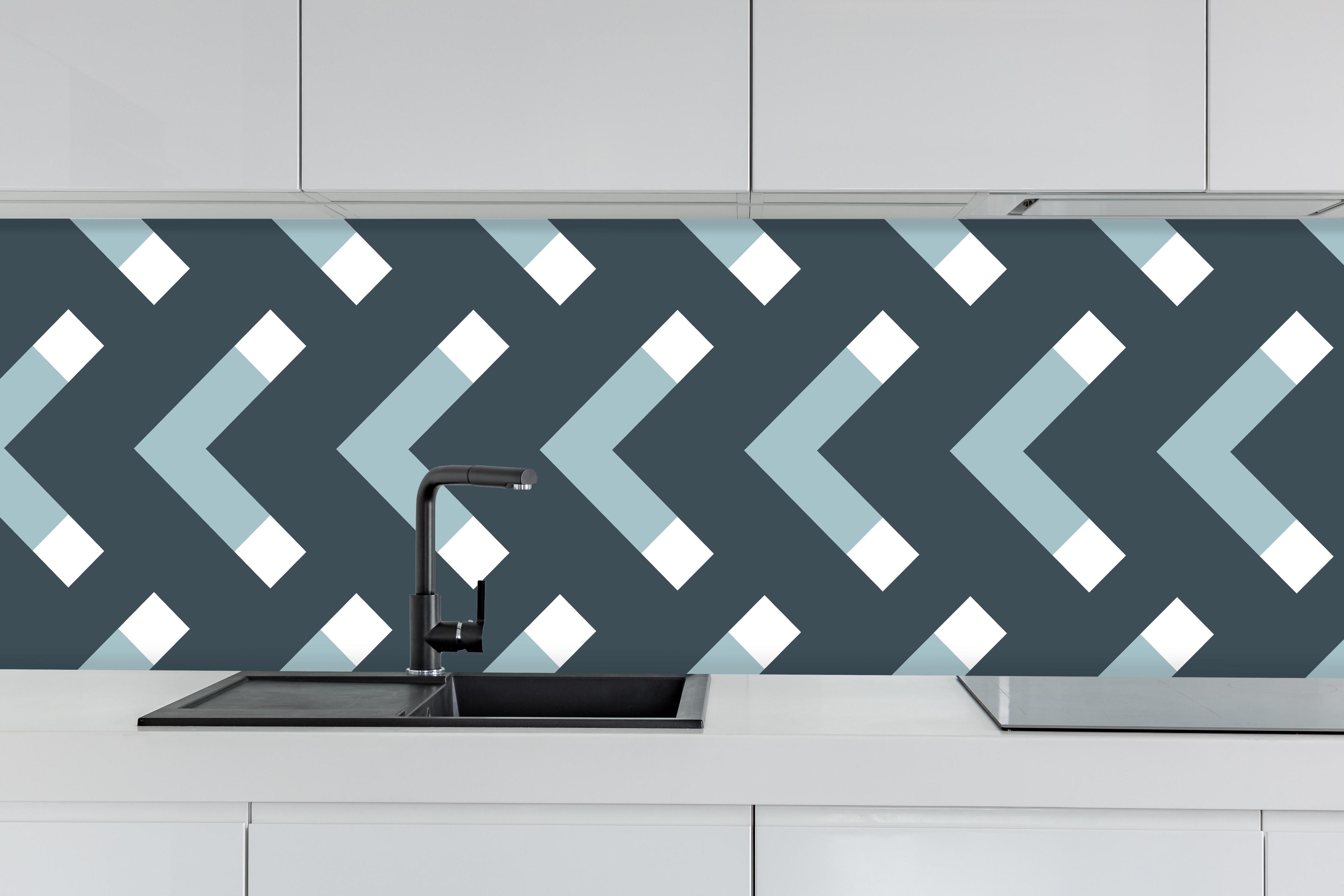 Küche - Moderne Grau-Weiß Chevron Design Tapete hinter weißen Hochglanz-Küchenregalen und schwarzem Wasserhahn