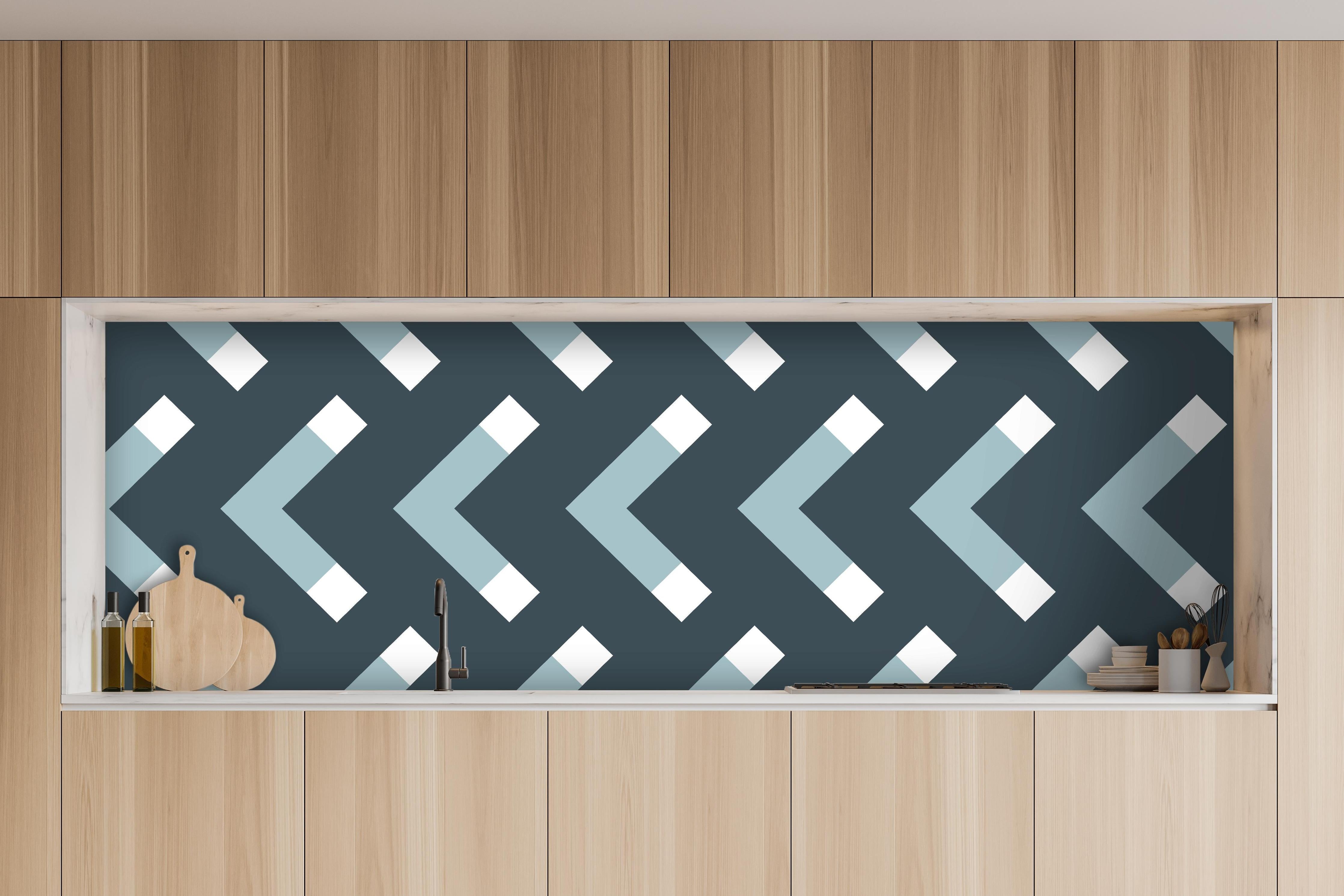 Küche - Moderne Grau-Weiß Chevron Design Tapete hinter weißen Hochglanz-Küchenregalen und schwarzem Wasserhahn
