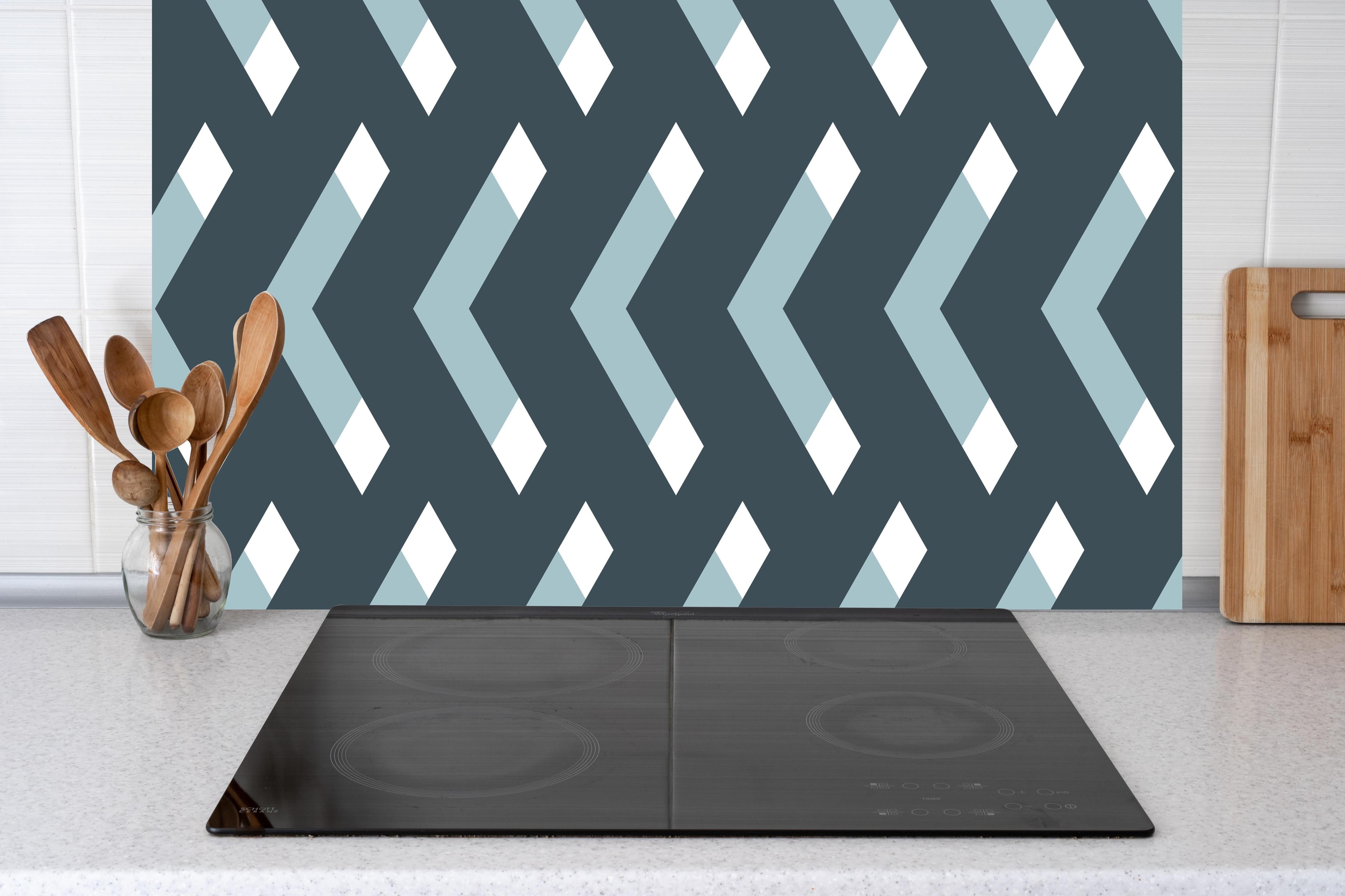 Küche - Moderne Grau-Weiß Chevron Design Tapete hinter weißen Hochglanz-Küchenregalen und schwarzem Wasserhahn