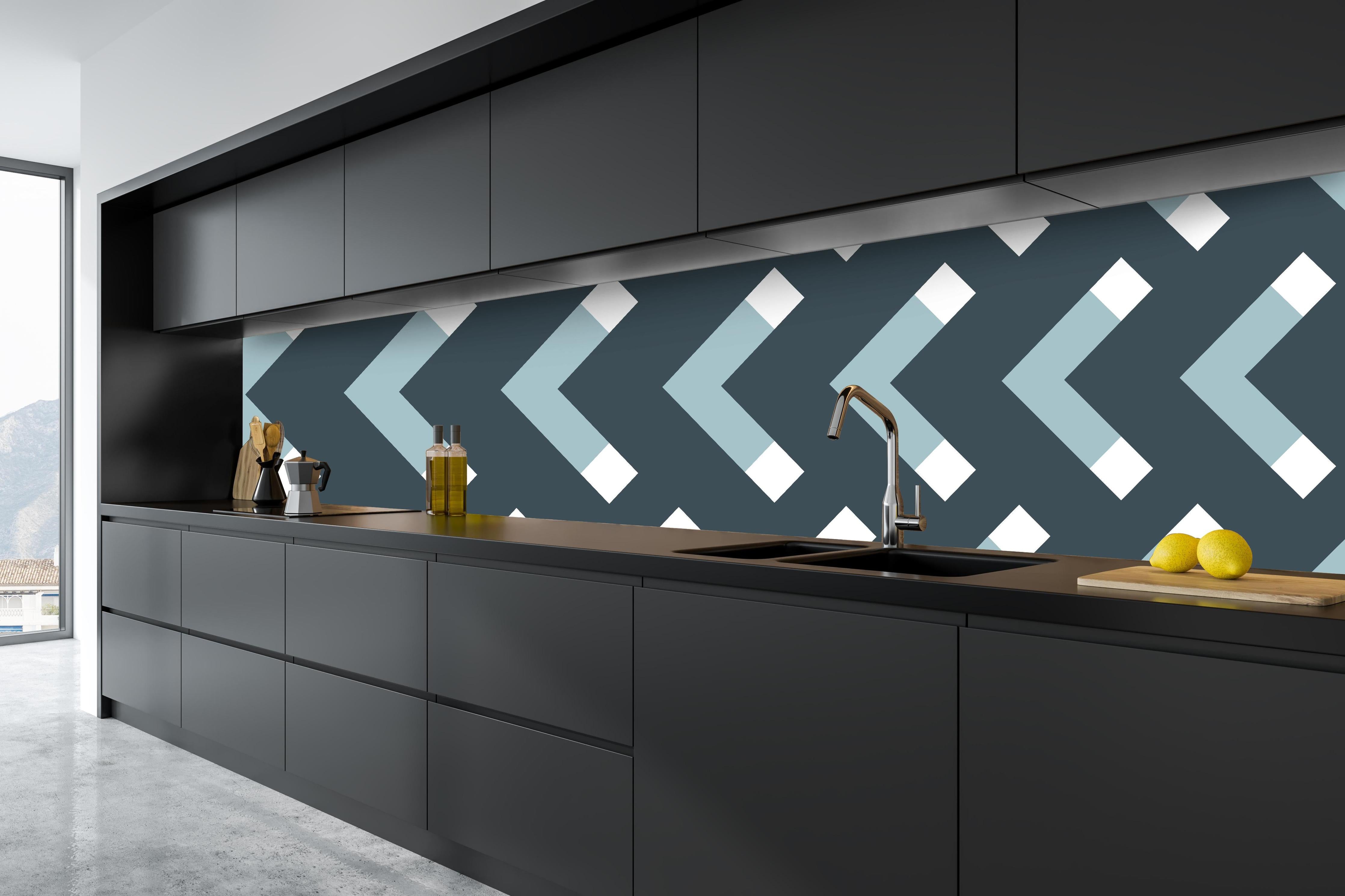 Küche - Moderne Grau-Weiß Chevron Design Tapete hinter weißen Hochglanz-Küchenregalen und schwarzem Wasserhahn
