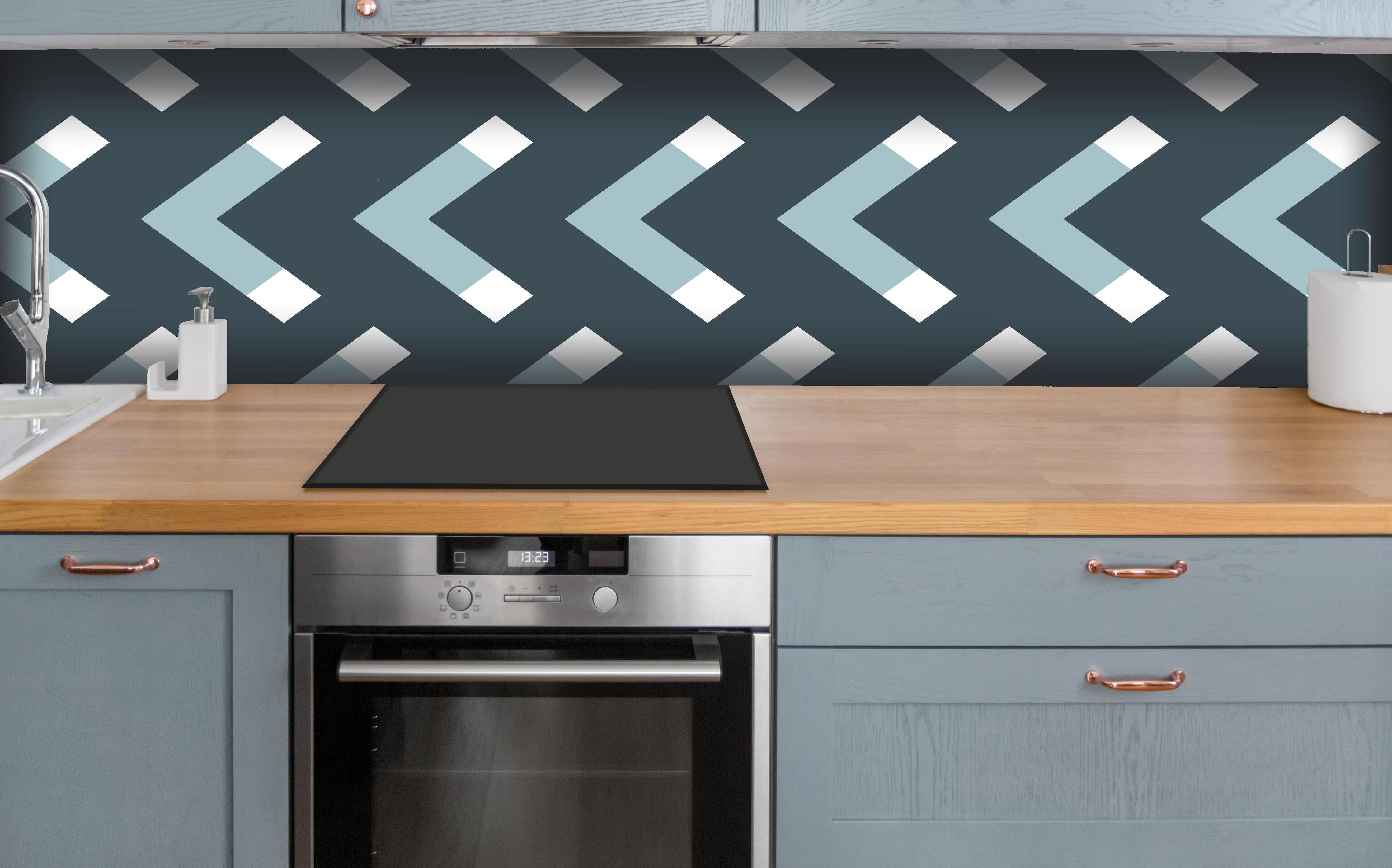 Küche - Moderne Grau-Weiß Chevron Design Tapete hinter weißen Hochglanz-Küchenregalen und schwarzem Wasserhahn