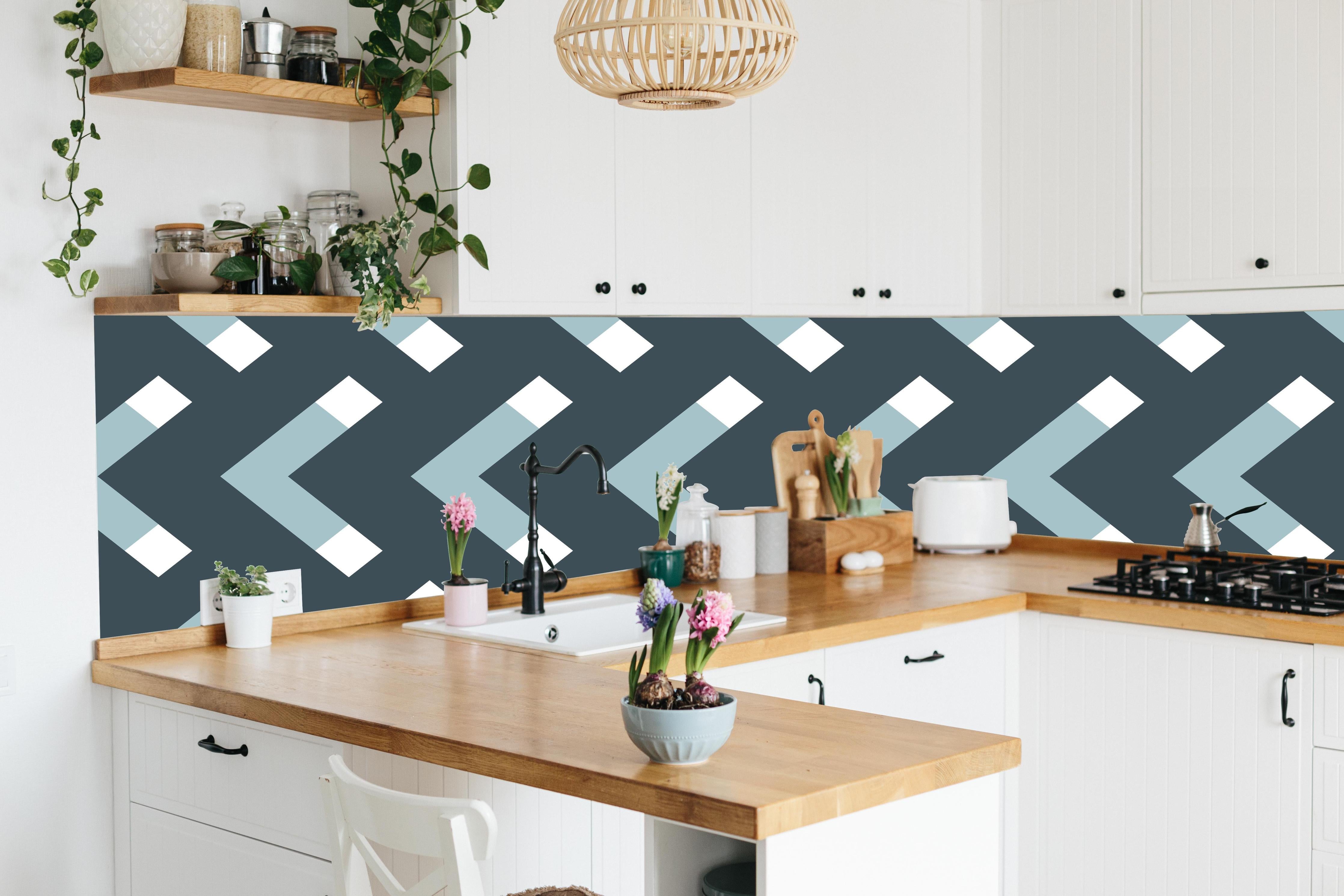 Küche - Moderne Grau-Weiß Chevron Design Tapete hinter weißen Hochglanz-Küchenregalen und schwarzem Wasserhahn