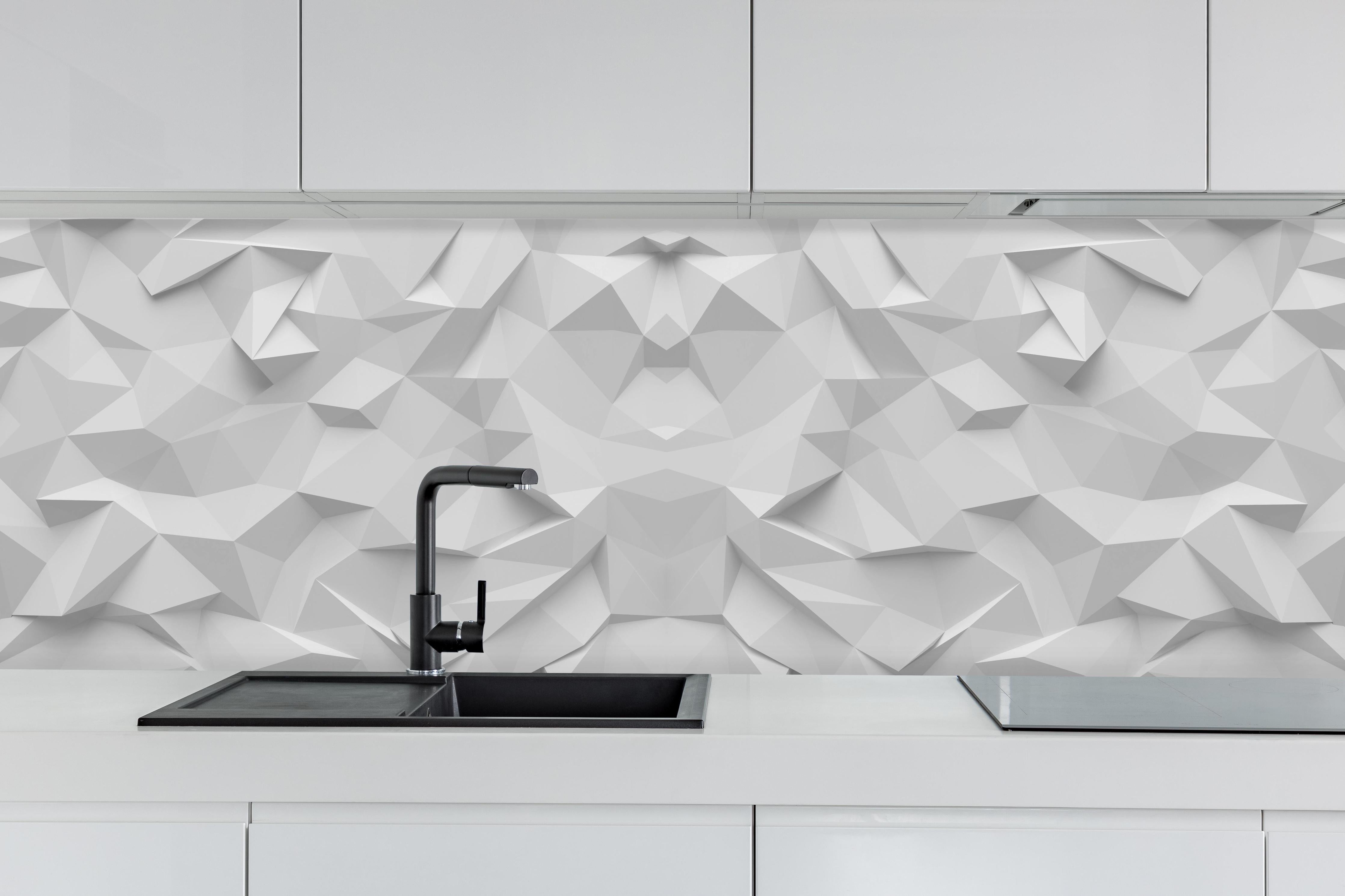 Küche - Moderne Grau-Weiße Geometrische Formen hinter weißen Hochglanz-Küchenregalen und schwarzem Wasserhahn