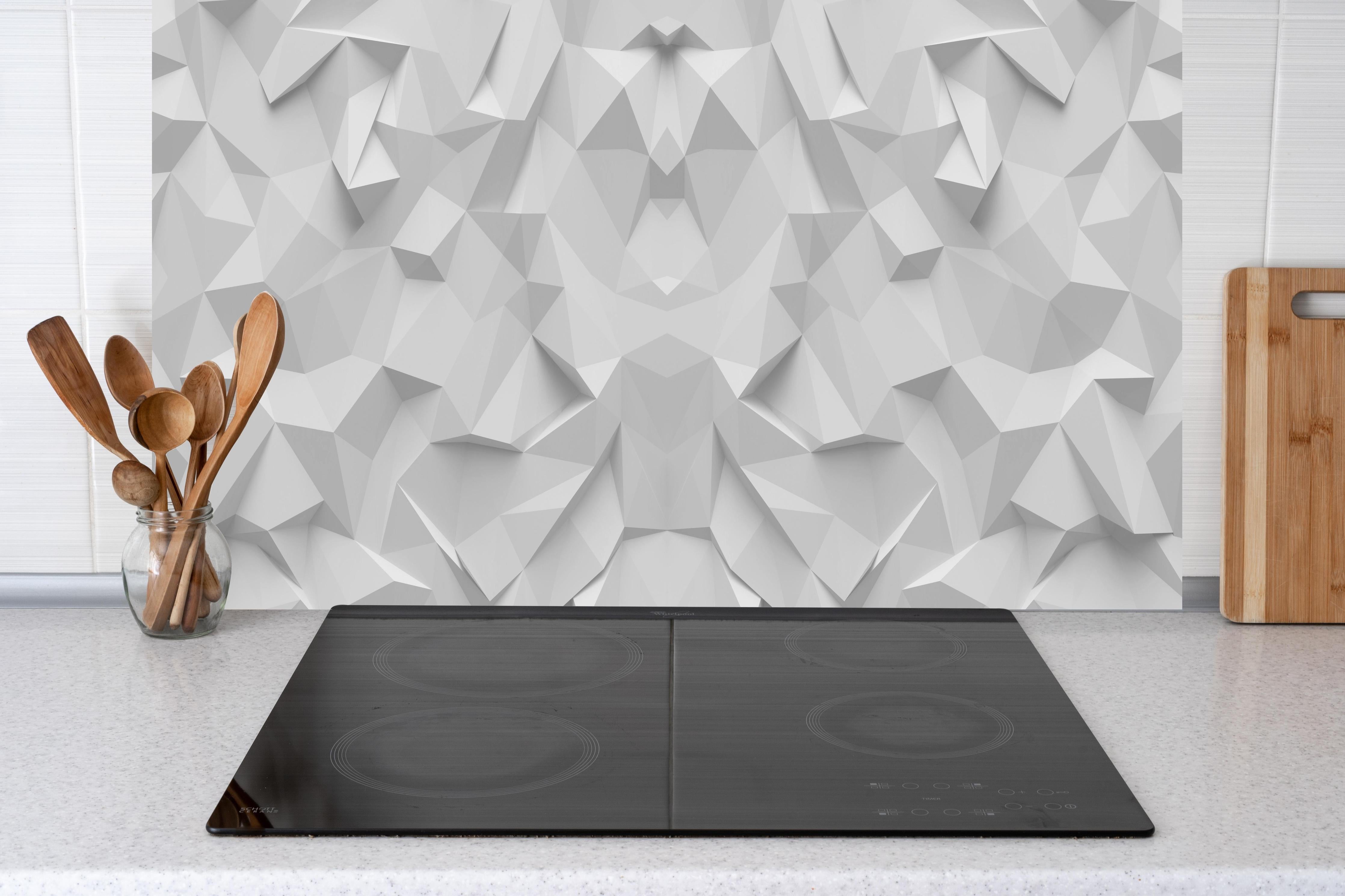 Küche - Moderne Grau-Weiße Geometrische Formen hinter weißen Hochglanz-Küchenregalen und schwarzem Wasserhahn