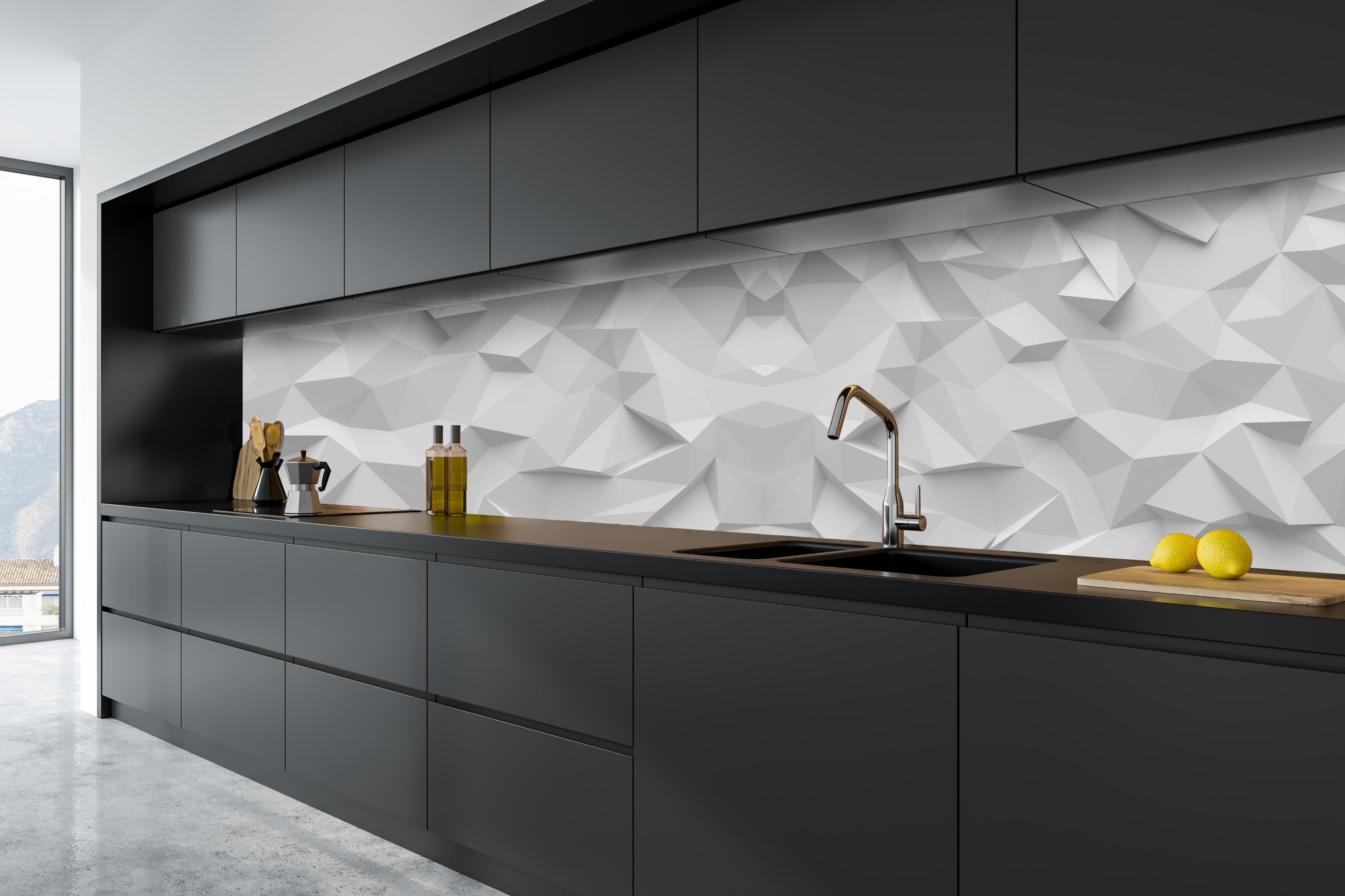 Küche - Moderne Grau-Weiße Geometrische Formen hinter weißen Hochglanz-Küchenregalen und schwarzem Wasserhahn