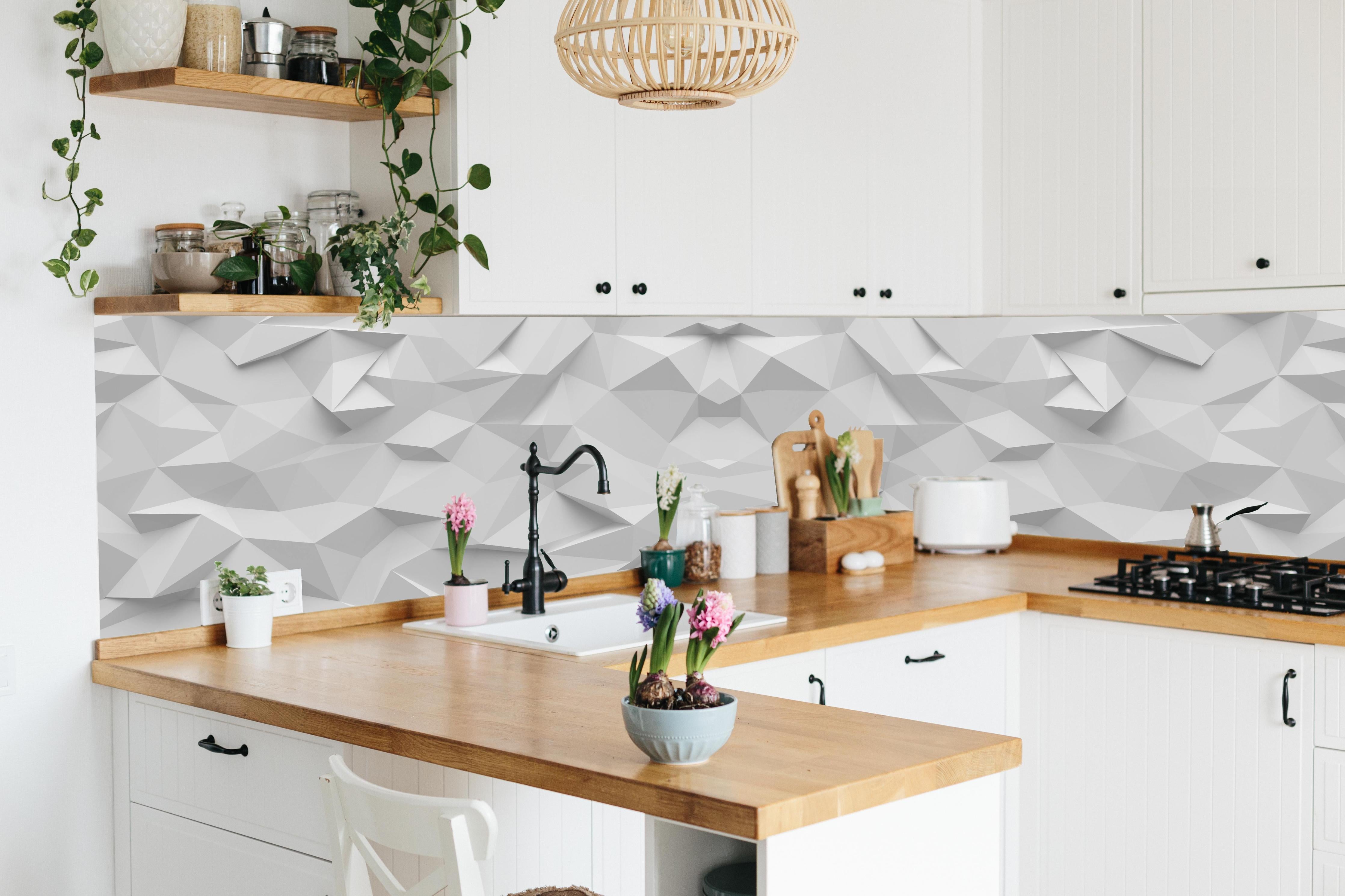 Küche - Moderne Grau-Weiße Geometrische Formen hinter weißen Hochglanz-Küchenregalen und schwarzem Wasserhahn