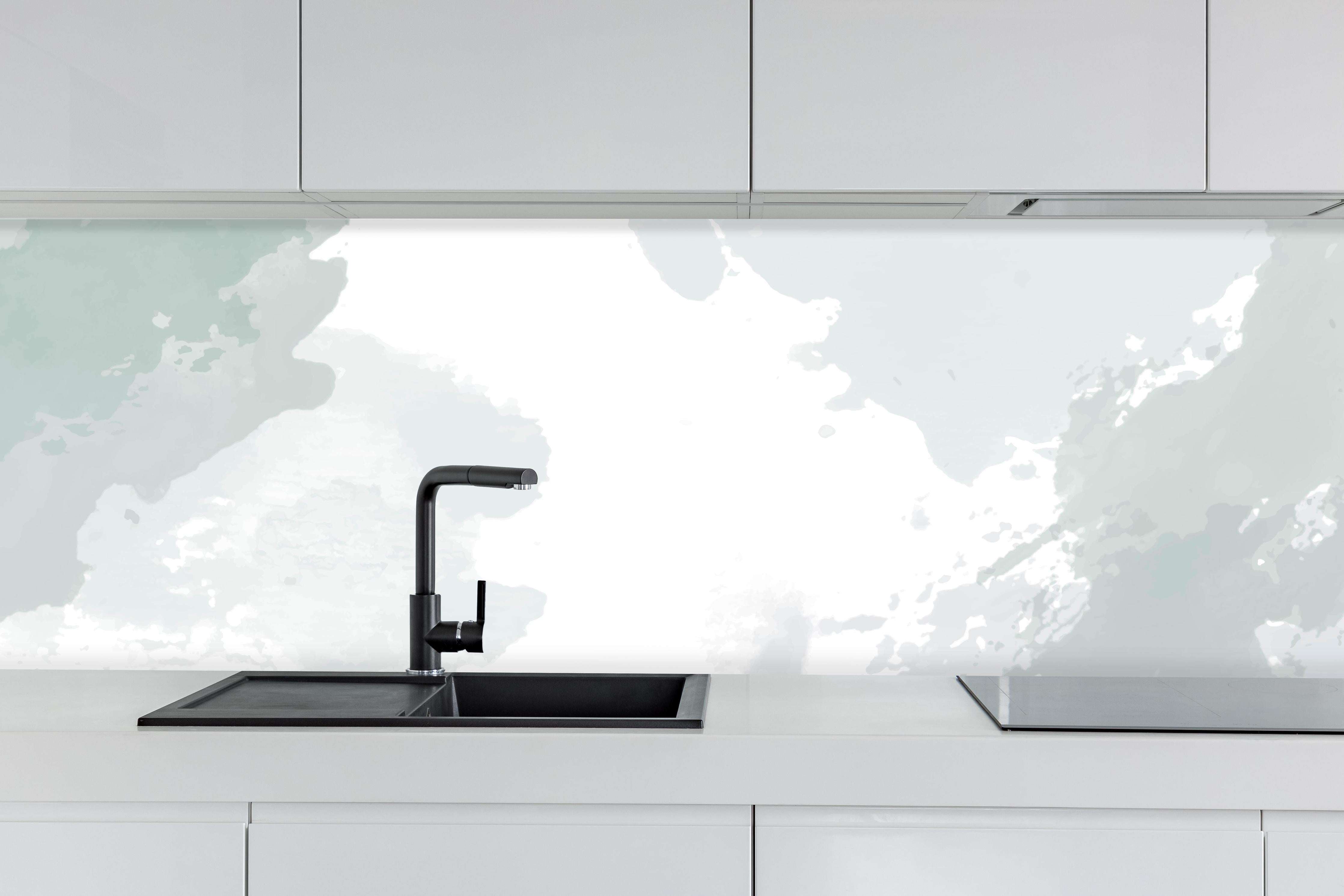 Küche - Moderne Grau-Weiße Kunsttextur hinter weißen Hochglanz-Küchenregalen und schwarzem Wasserhahn