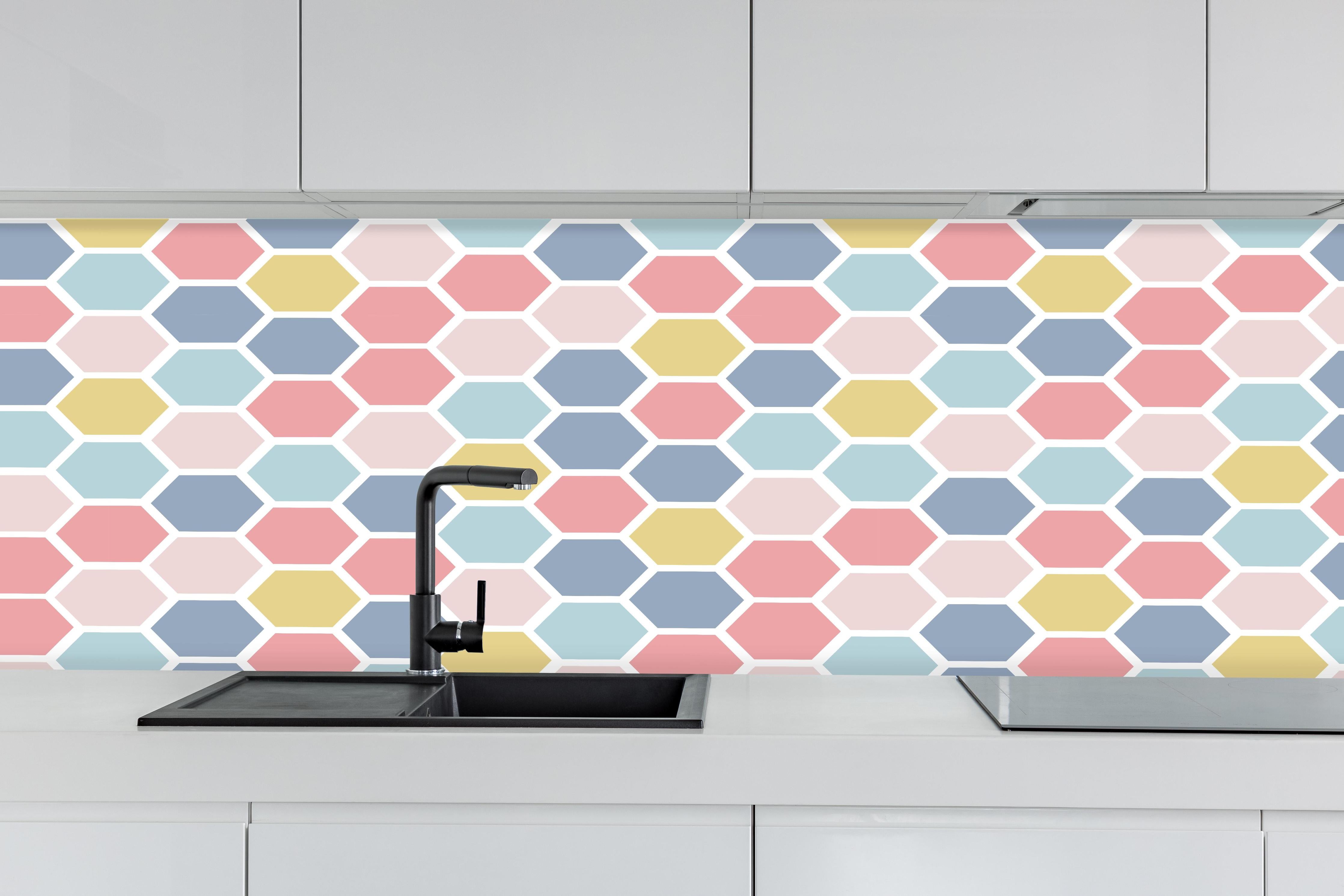 Küche - Moderne Hexagon Muster Wanddekoration hinter weißen Hochglanz-Küchenregalen und schwarzem Wasserhahn