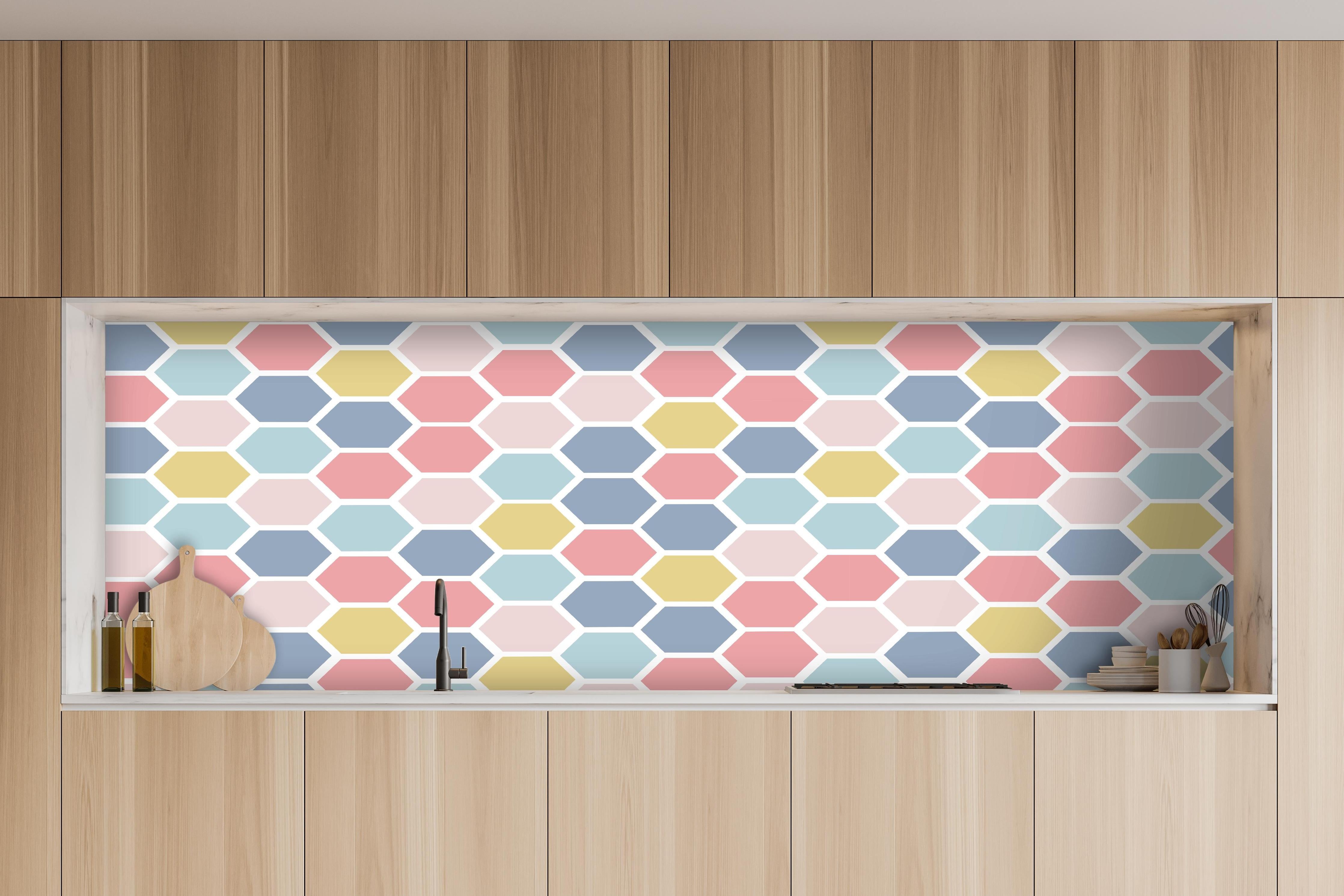 Küche - Moderne Hexagon Muster Wanddekoration hinter weißen Hochglanz-Küchenregalen und schwarzem Wasserhahn