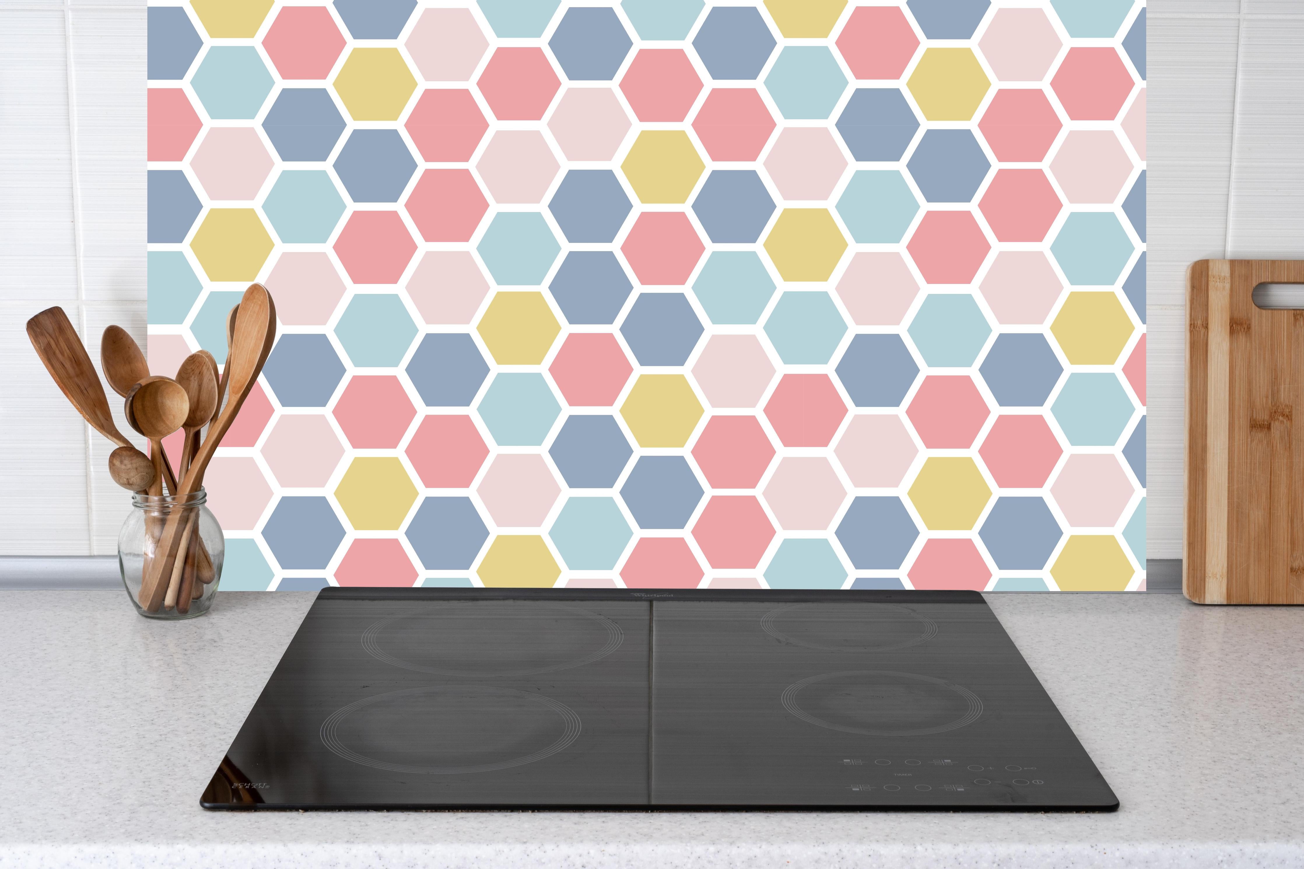 Küche - Moderne Hexagon Muster Wanddekoration hinter weißen Hochglanz-Küchenregalen und schwarzem Wasserhahn