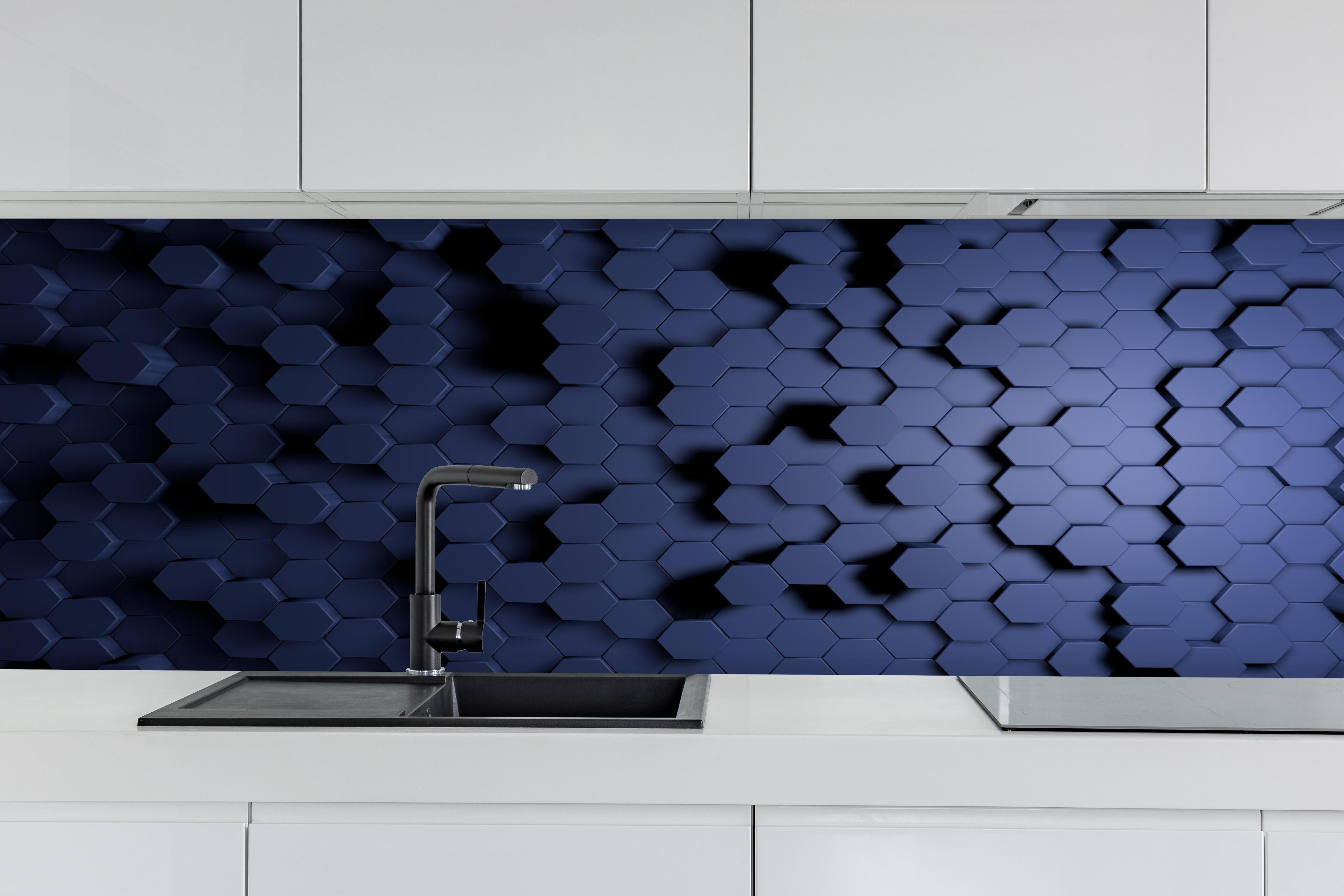 Küche - Moderne Hexagon Struktur in Blau hinter weißen Hochglanz-Küchenregalen und schwarzem Wasserhahn