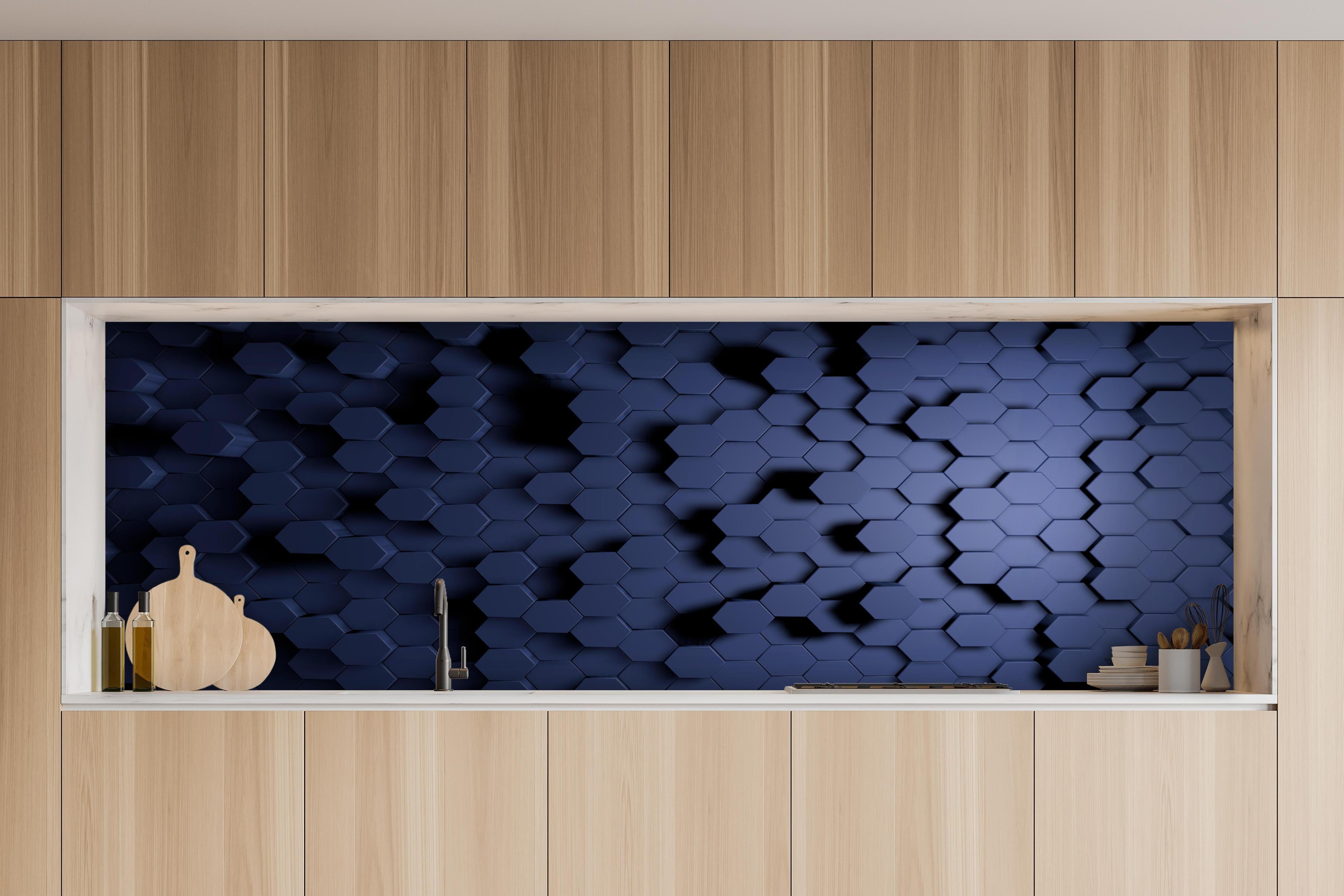 Küche - Moderne Hexagon Struktur in Blau hinter weißen Hochglanz-Küchenregalen und schwarzem Wasserhahn