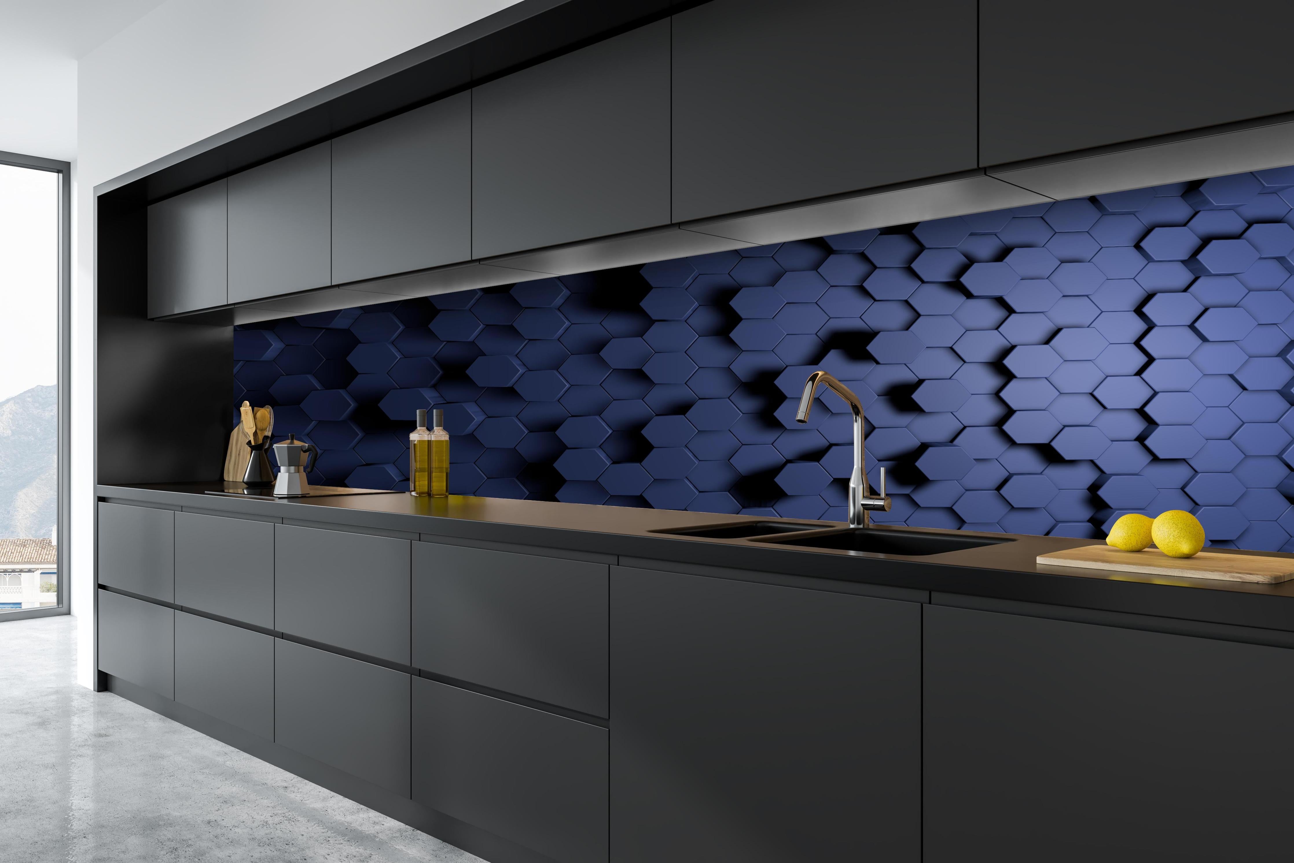 Küche - Moderne Hexagon Struktur in Blau hinter weißen Hochglanz-Küchenregalen und schwarzem Wasserhahn