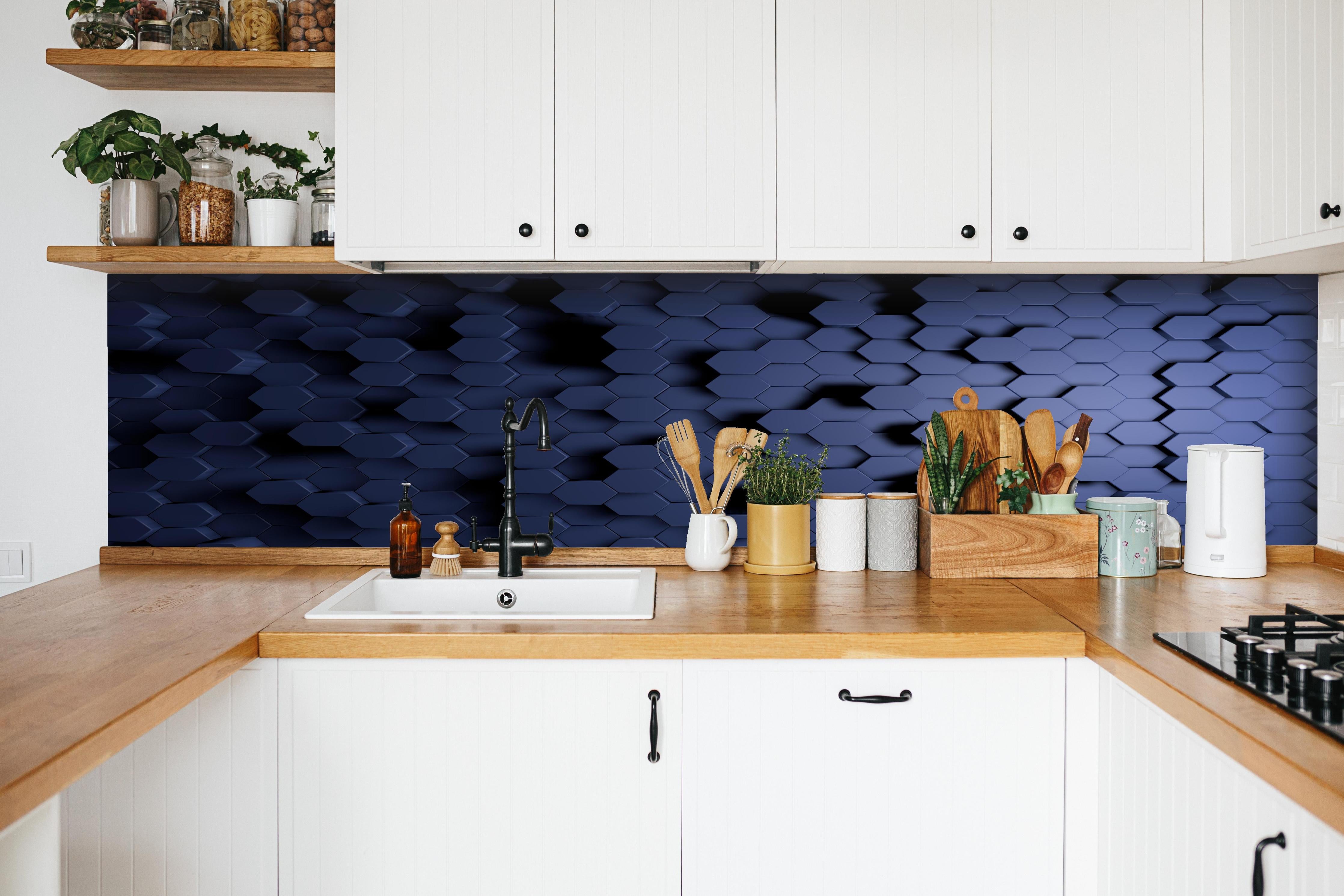 Küche - Moderne Hexagon Struktur in Blau hinter weißen Hochglanz-Küchenregalen und schwarzem Wasserhahn