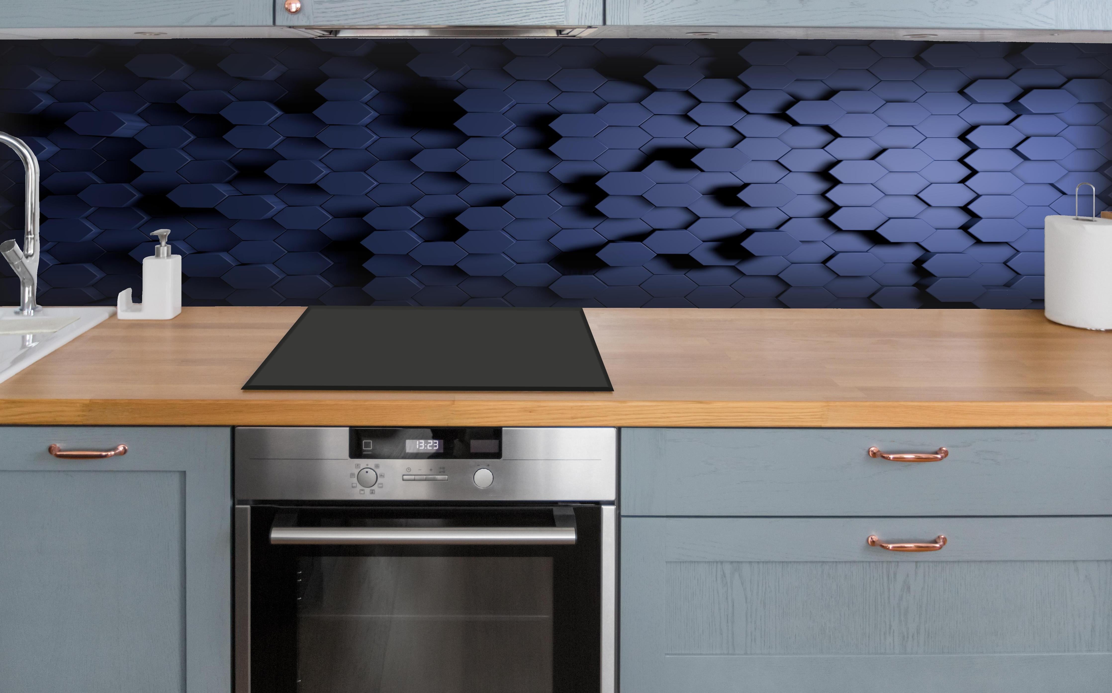 Küche - Moderne Hexagon Struktur in Blau hinter weißen Hochglanz-Küchenregalen und schwarzem Wasserhahn