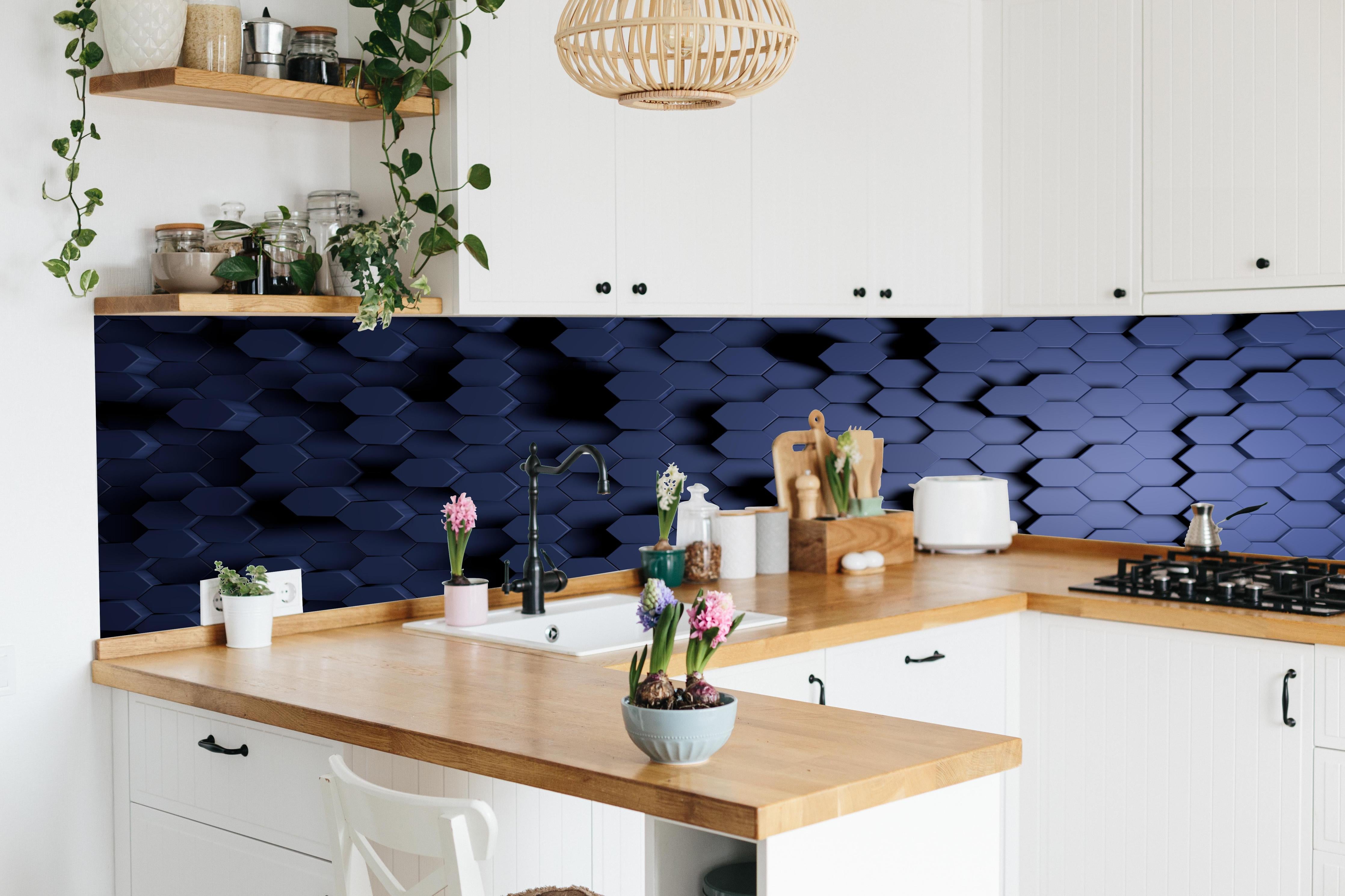 Küche - Moderne Hexagon Struktur in Blau hinter weißen Hochglanz-Küchenregalen und schwarzem Wasserhahn