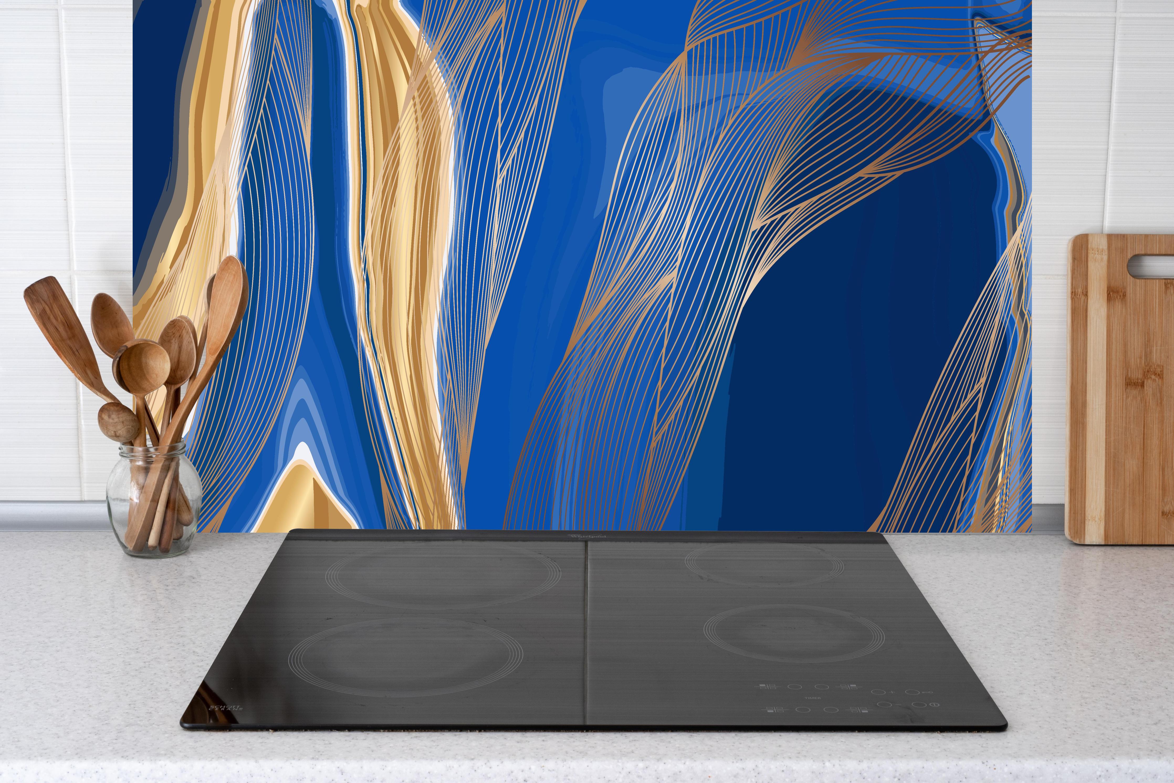 Küche - Moderne Kunst mit Blau-Gold Wellenlinien hinter weißen Hochglanz-Küchenregalen und schwarzem Wasserhahn