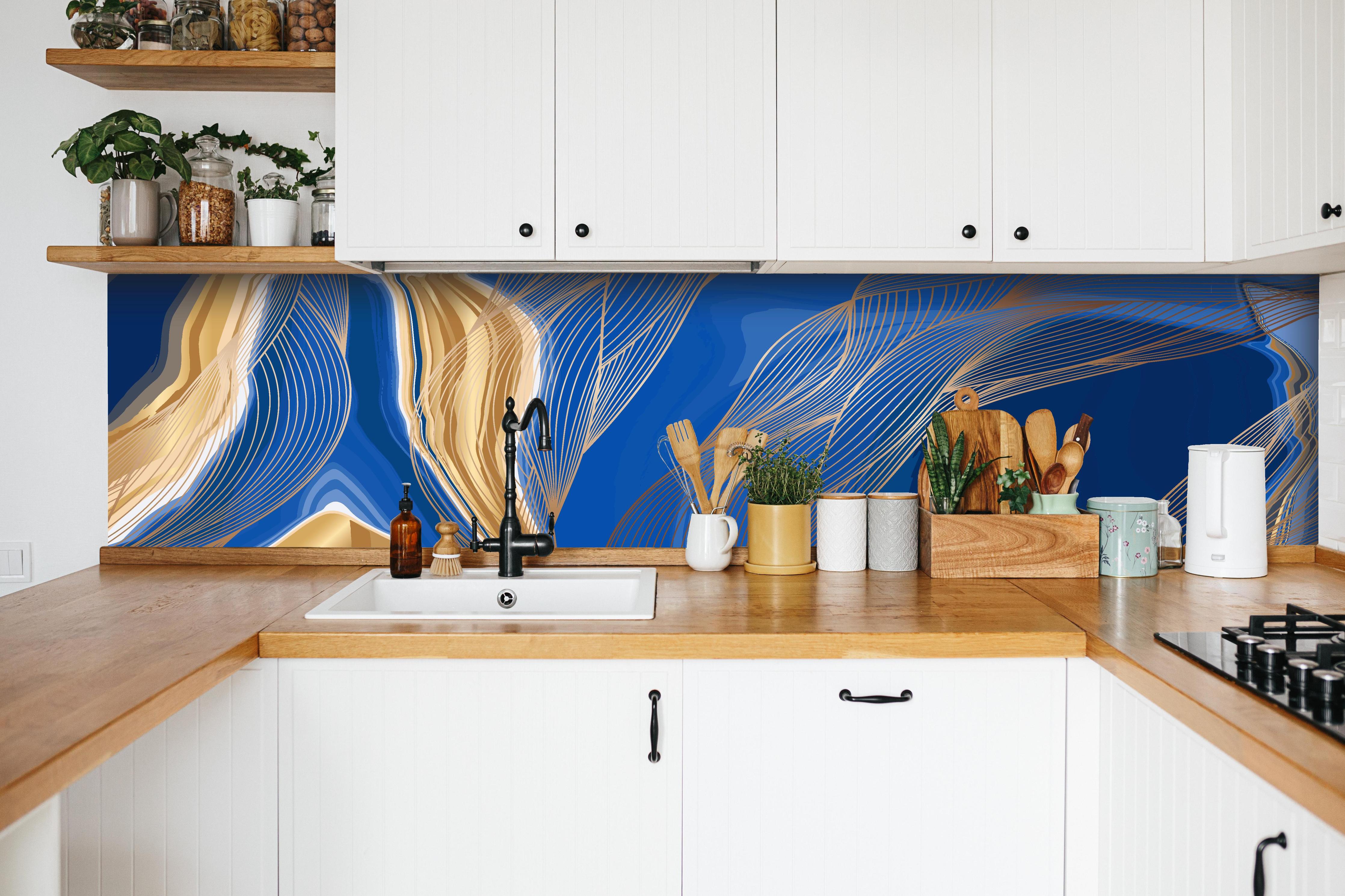 Küche - Moderne Kunst mit Blau-Gold Wellenlinien hinter weißen Hochglanz-Küchenregalen und schwarzem Wasserhahn