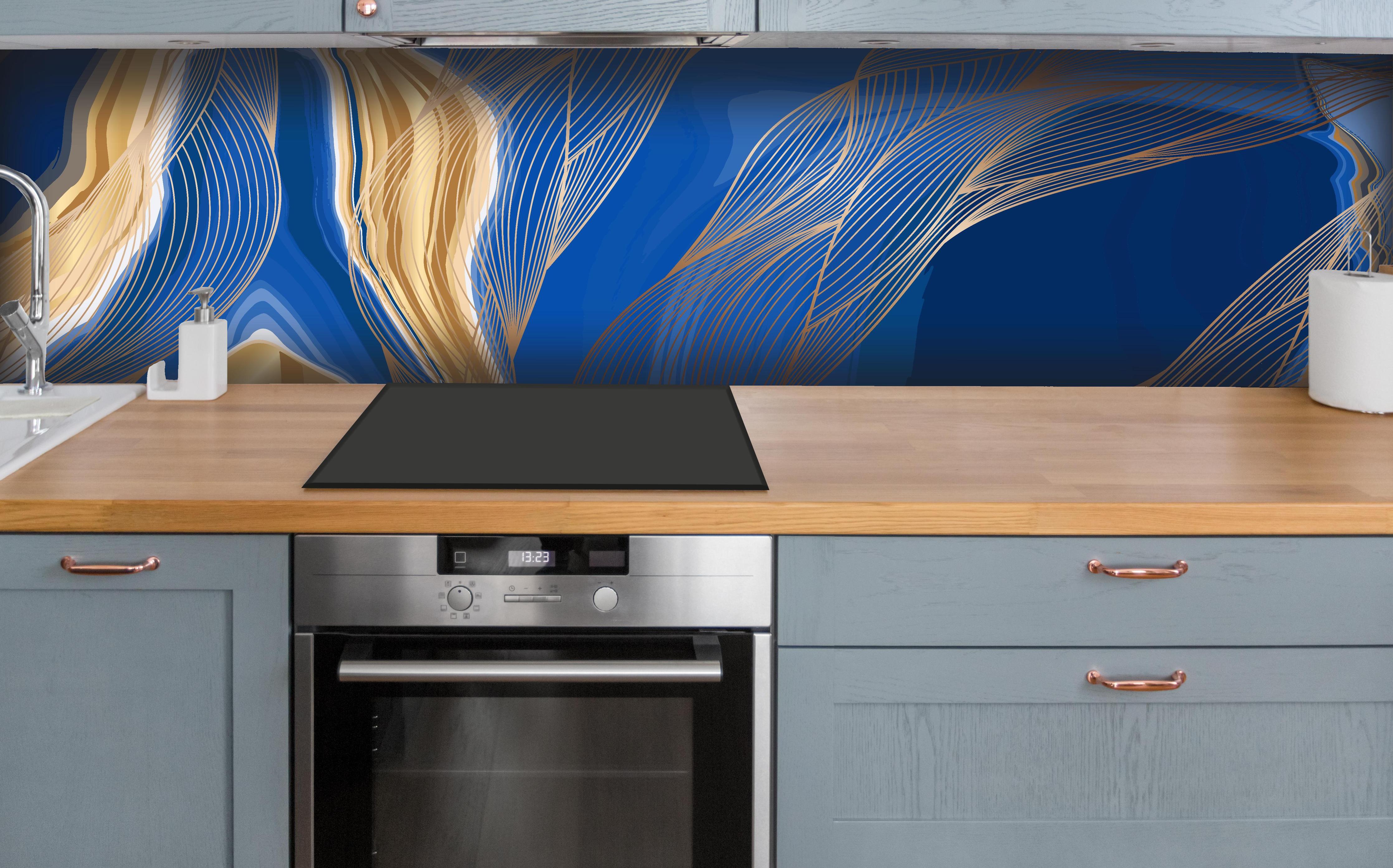 Küche - Moderne Kunst mit Blau-Gold Wellenlinien hinter weißen Hochglanz-Küchenregalen und schwarzem Wasserhahn