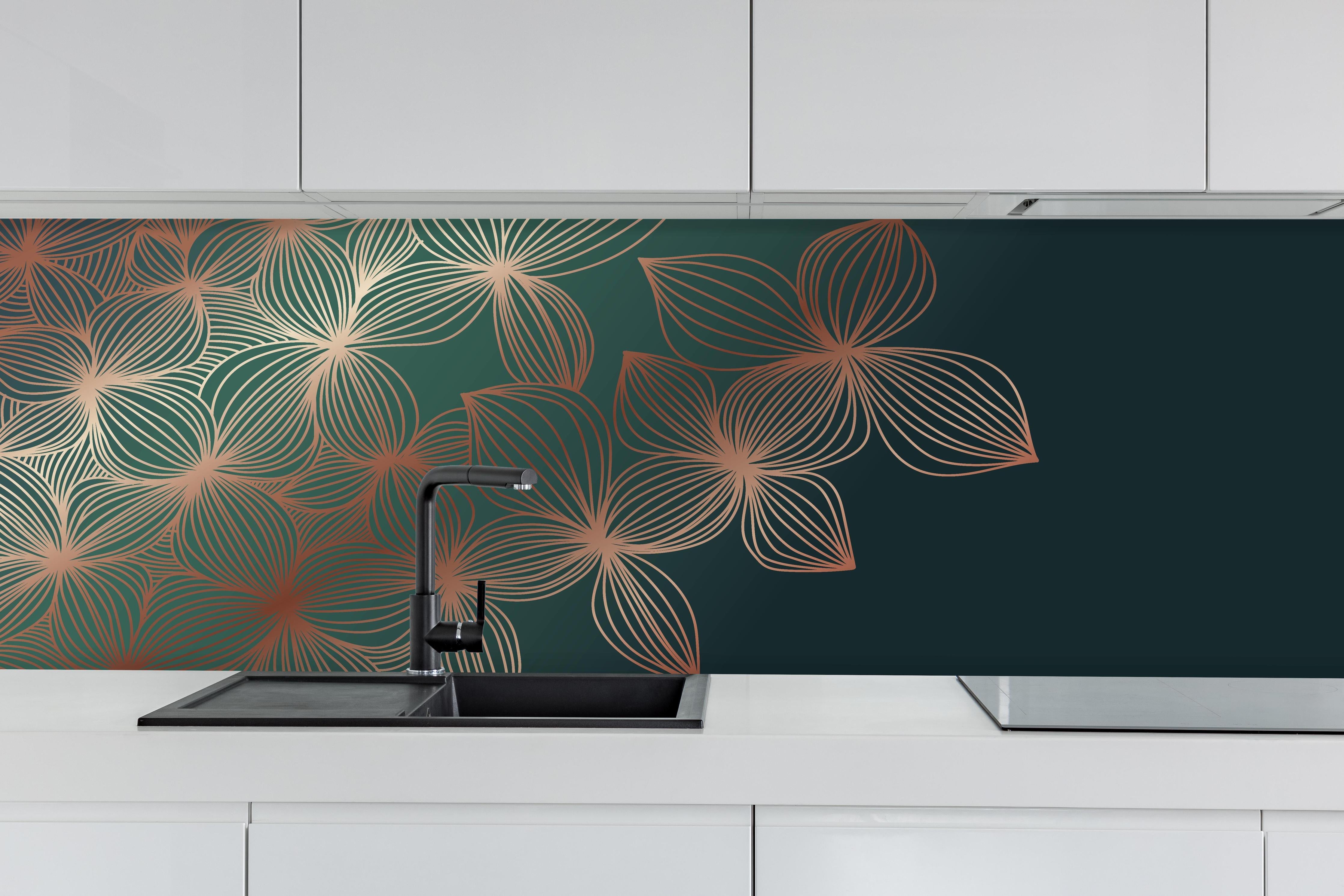 Küche - Moderne Lineart Blumen Illustration hinter weißen Hochglanz-Küchenregalen und schwarzem Wasserhahn