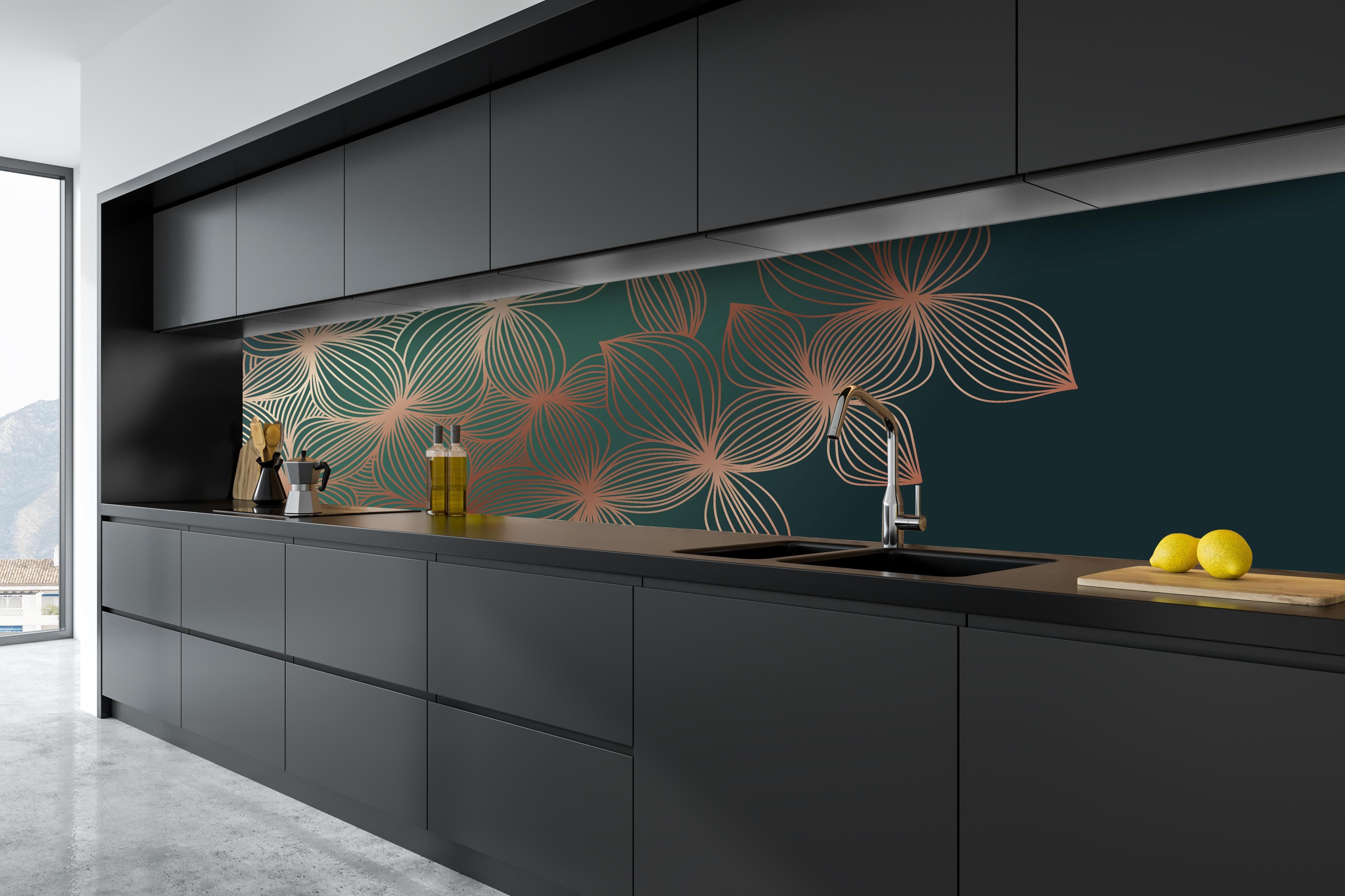 Küche - Moderne Lineart Blumen Illustration hinter weißen Hochglanz-Küchenregalen und schwarzem Wasserhahn