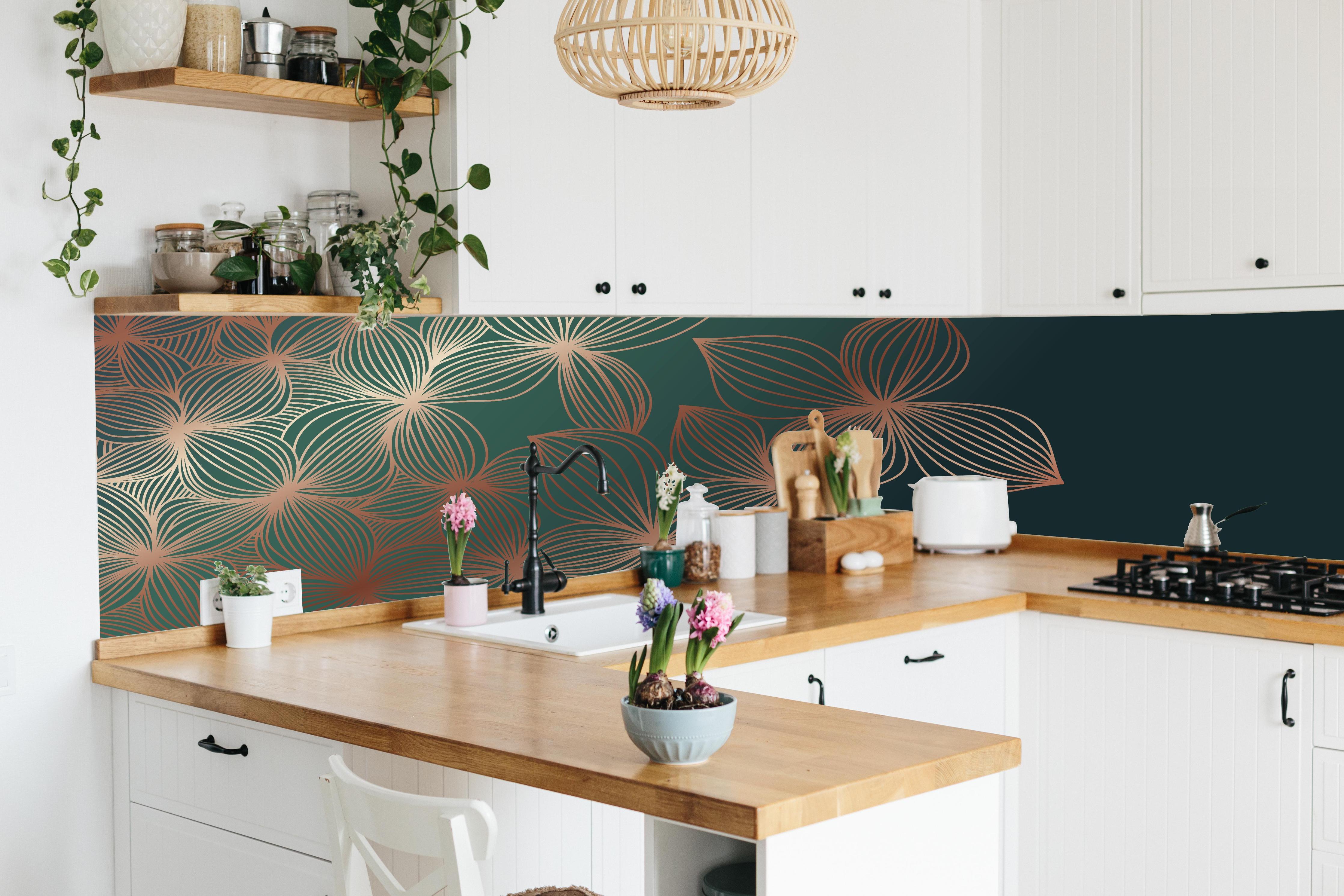 Küche - Moderne Lineart Blumen Illustration hinter weißen Hochglanz-Küchenregalen und schwarzem Wasserhahn