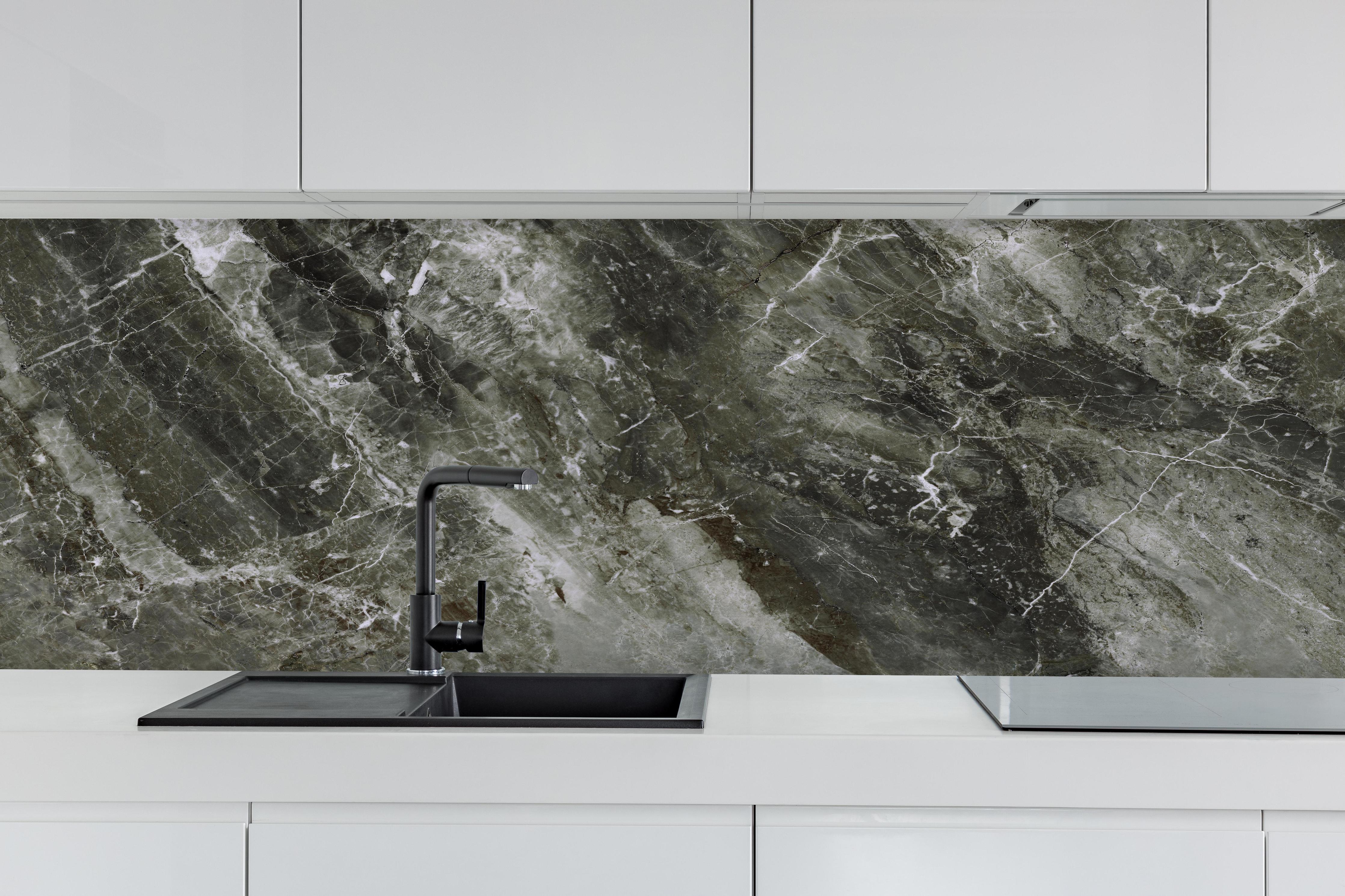 Küche - Moderne Marmor Textur hinter weißen Hochglanz-Küchenregalen und schwarzem Wasserhahn